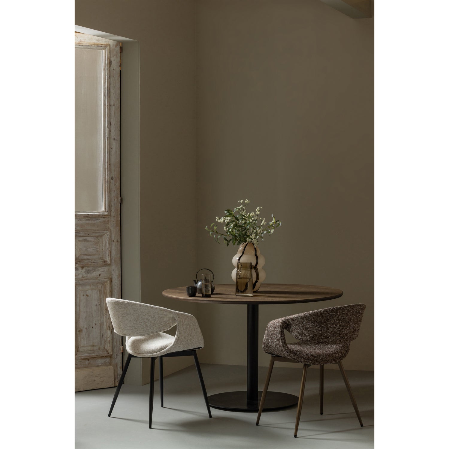 377505-NZ-377505-BK-01_SF_FA_Yossi_eetkamerstoel_zand_bruin_met_metalen_poot_zwart_koper.jpg?auto=webp&format=png&width=1500&height=1500