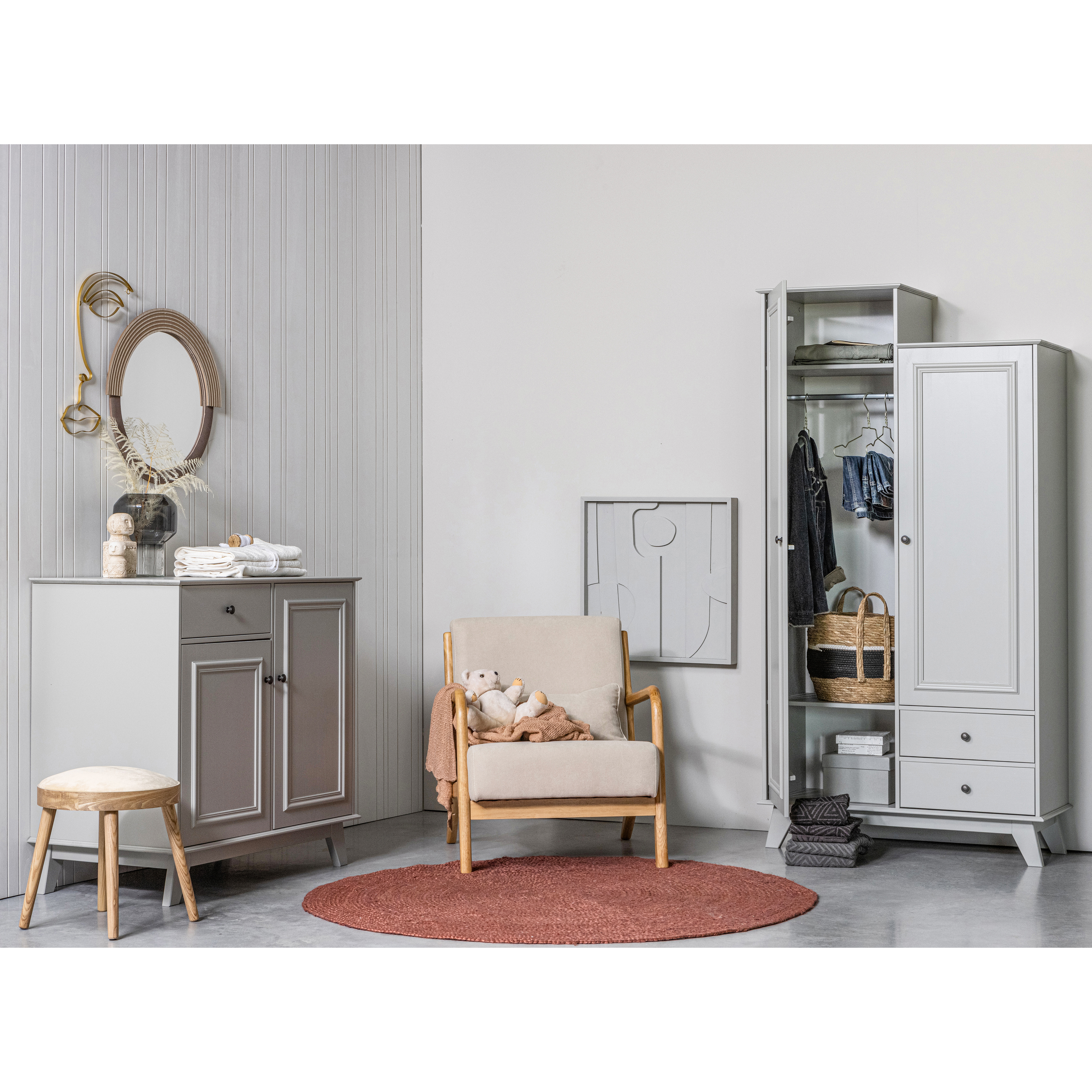 340818-G-373811-N-373283-B-800926-B-340817-G-02_SF_FA_Lily_gaderobekast_Mark_fauteuil_Ross_vloerkleed_Waving_plaid_Opberg.jpg?auto=webp&format=png&width=1500&height=1500