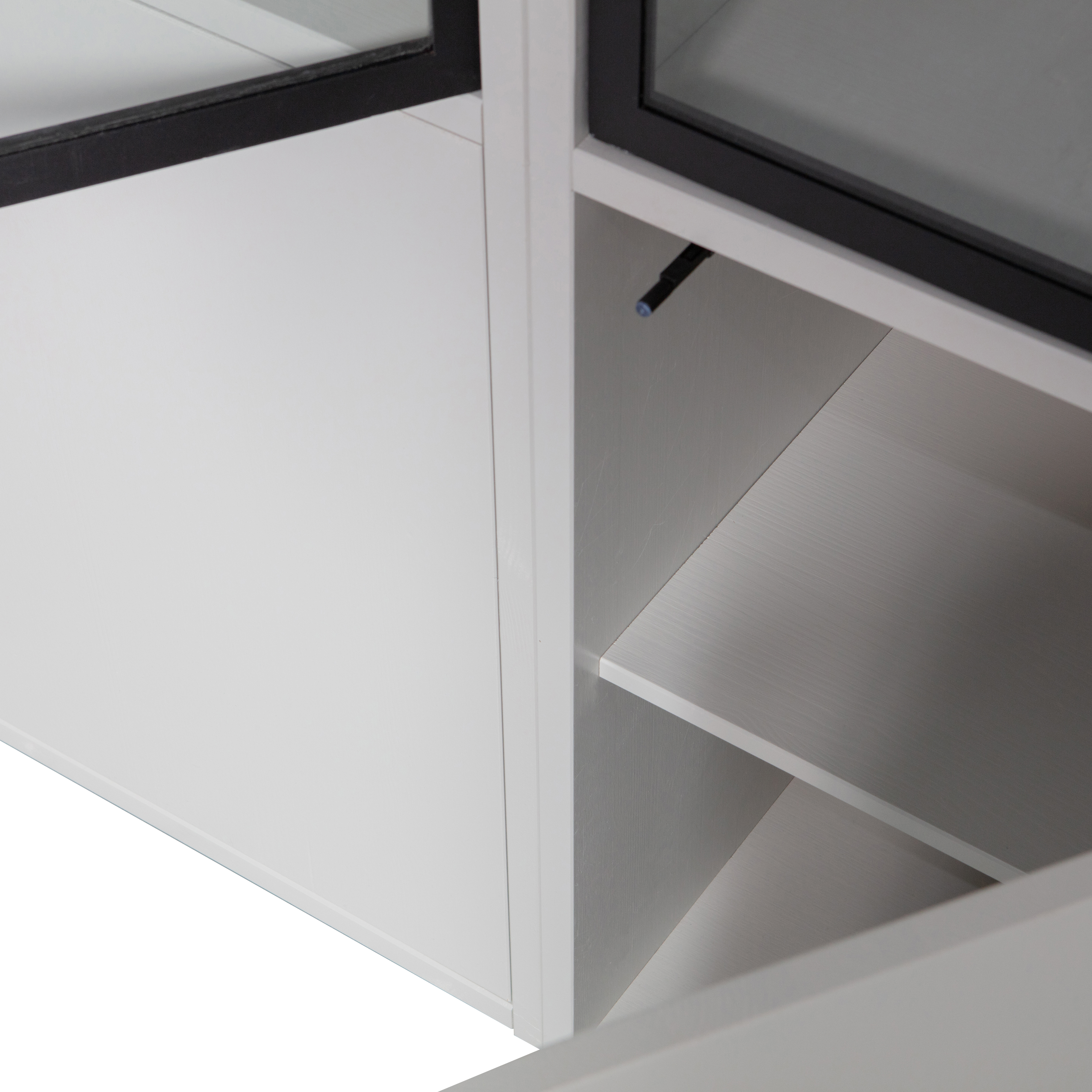 400478-M-02_VS_VT_Basic_4_deurs_vitrinekast_grenen_mist_detail.jpg?auto=webp&format=png&width=1500&height=1500