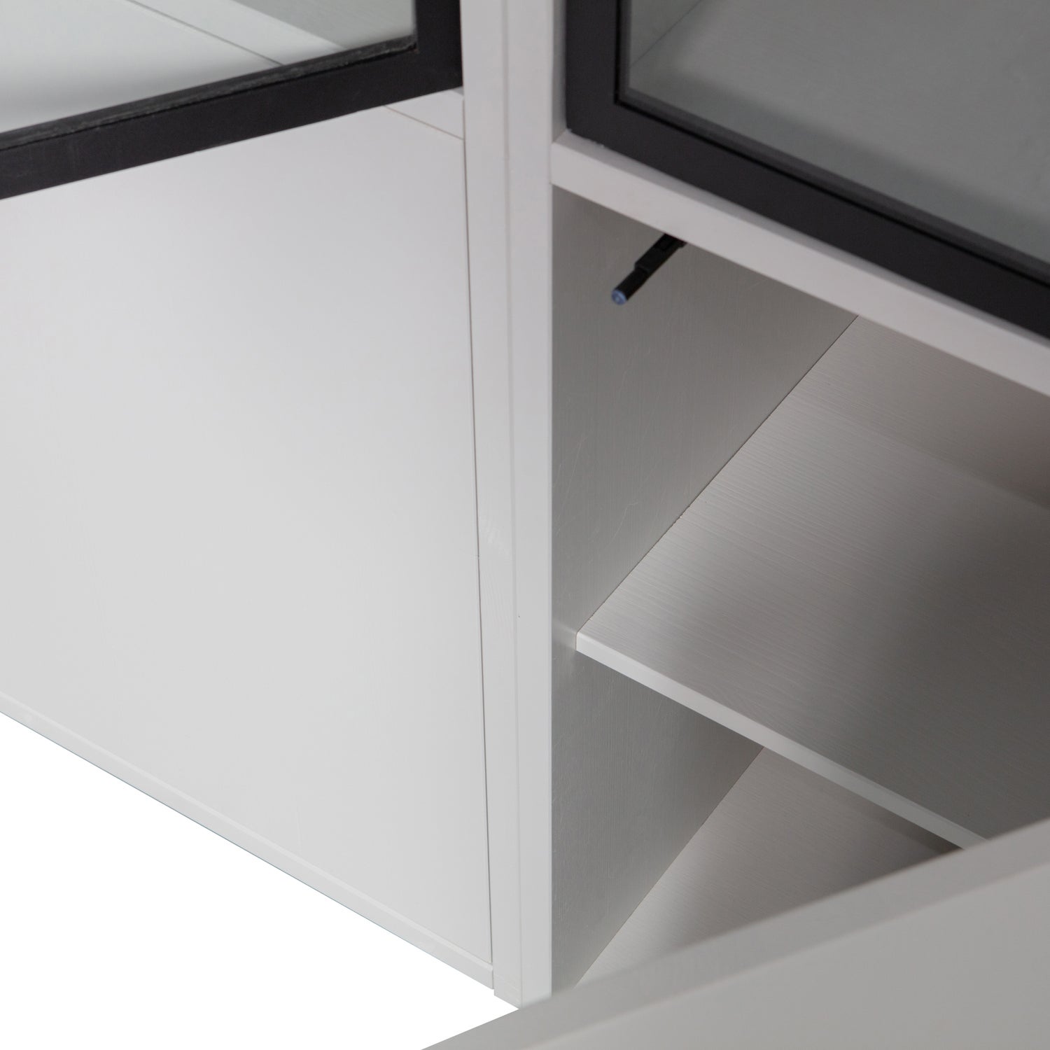 400478-M-02_VS_VT_Basic_4_deurs_vitrinekast_grenen_mist_detail.jpg?auto=webp&format=png&width=1500&height=1500