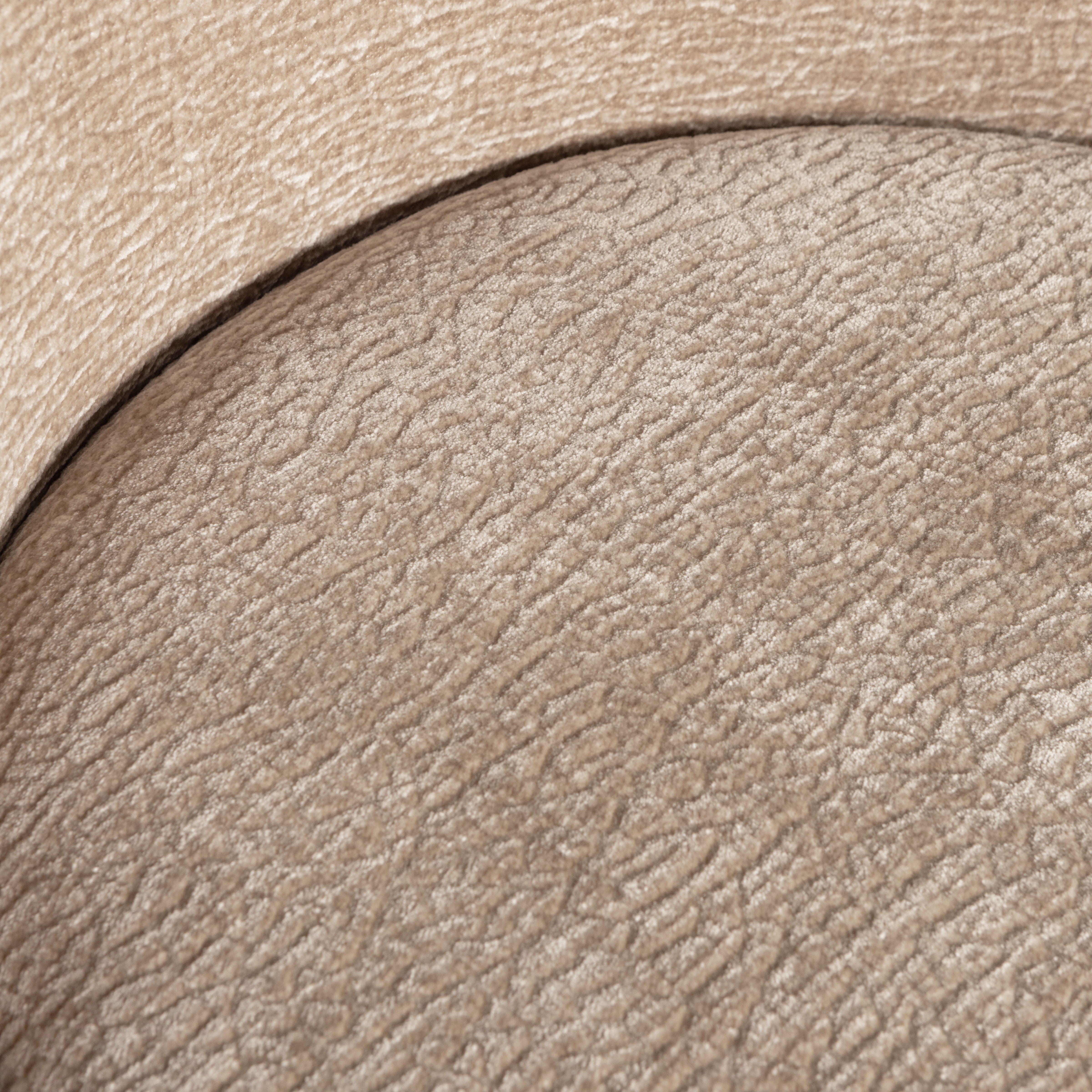 800294-SA-01_VS_BP_Vogue_barstoel_65cm_3D_chenille_donker_zand_detail.png?auto=webp&format=png&width=1500&height=1500