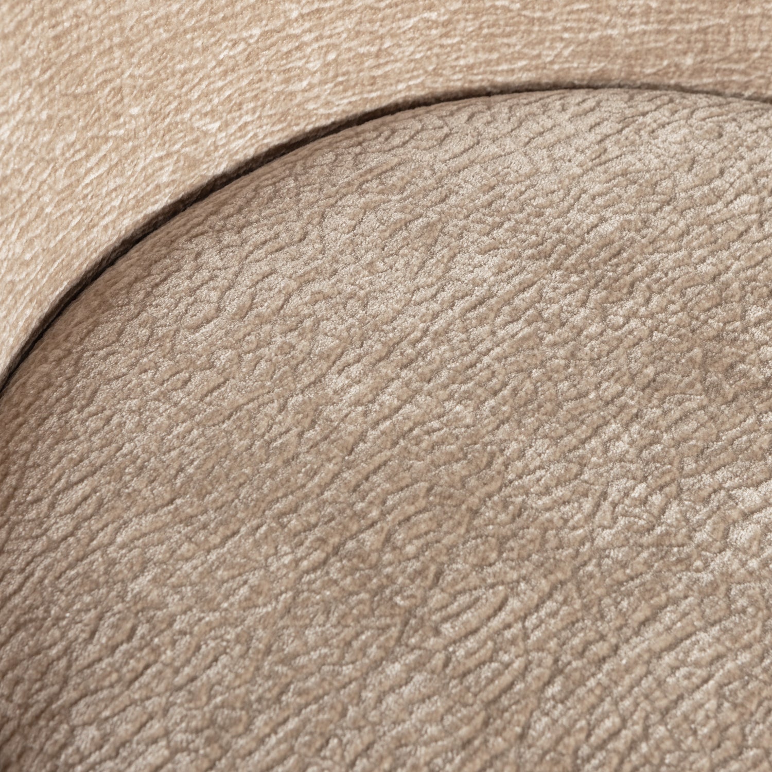 800294-SA-01_VS_BP_Vogue_barstoel_65cm_3D_chenille_donker_zand_detail.png?auto=webp&format=png&width=1500&height=1500