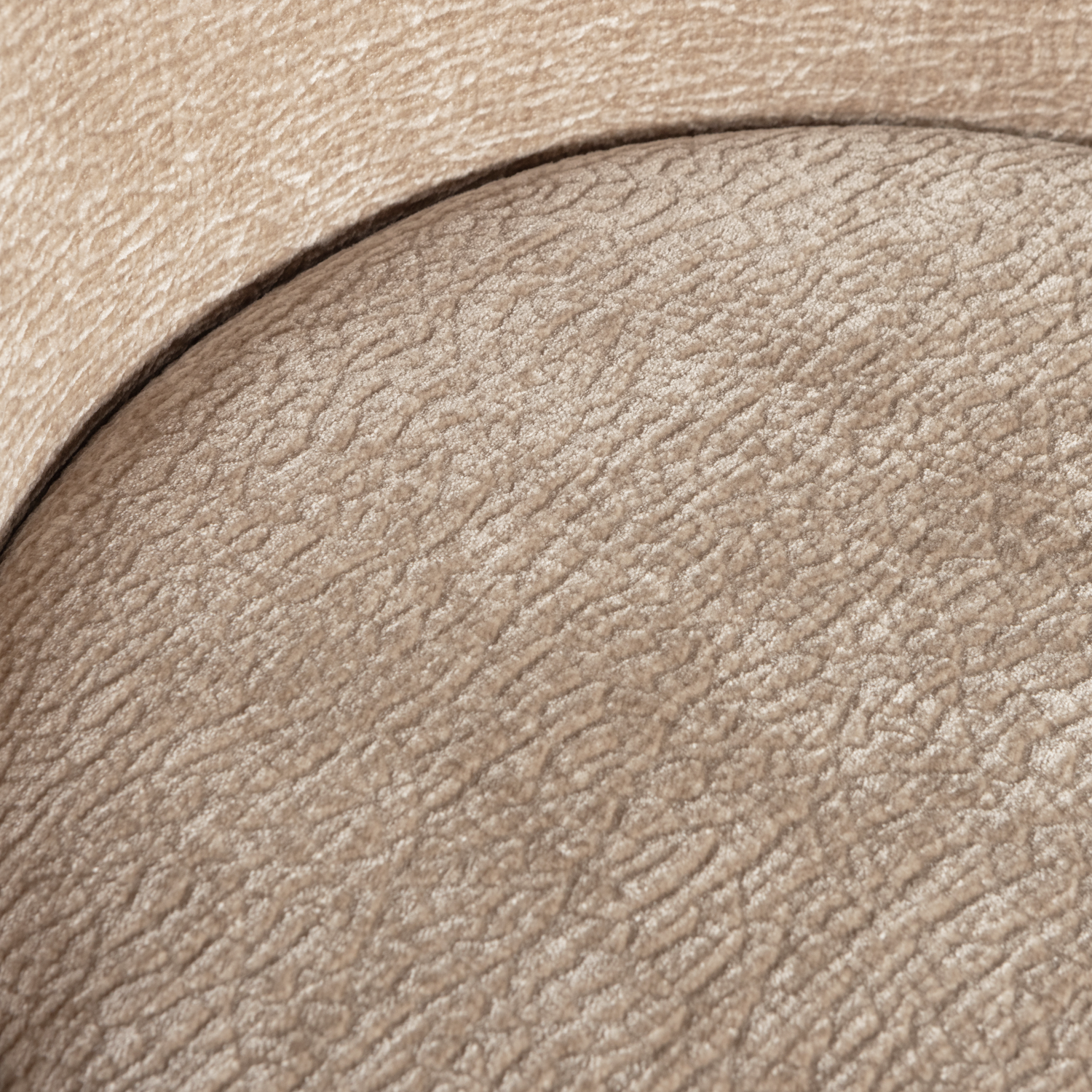 800294-SA-01_VS_BP_Vogue_barstoel_65cm_3D_chenille_donker_zand_detail.png?auto=webp&format=png&width=1500&height=1500