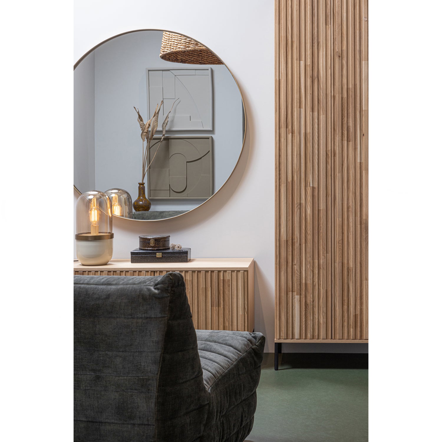 373907-G-373474-B-373473-B-375415-G-02_SF_Doutzen_spiegel_metaal_goud_O115cm_New_Gravure_hoge_kast_tvmeubel_blanke_lak_Fiona.jpg?auto=webp&format=png&width=1500&height=1500