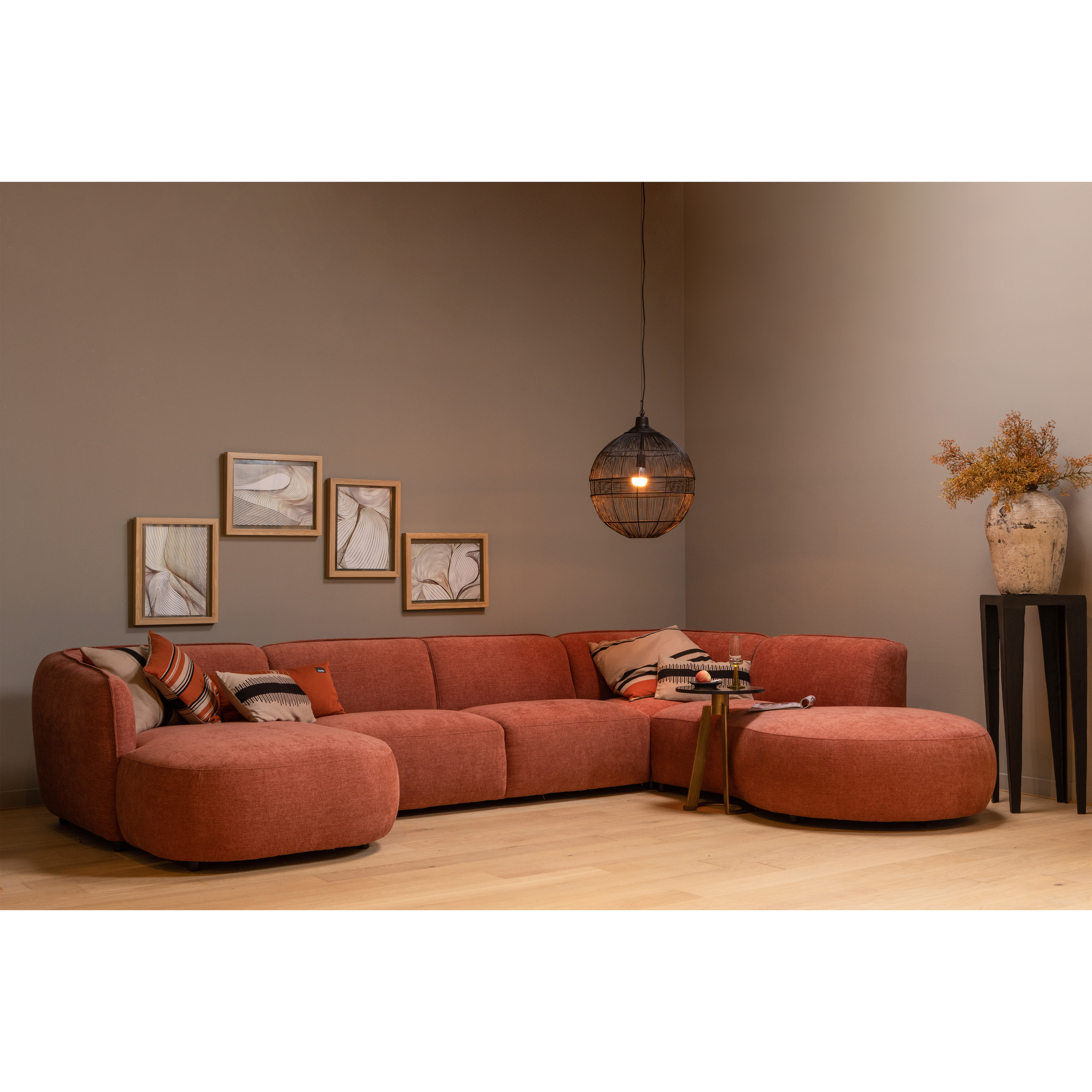 374002-R-373974-K-373973-K-373972-K-373971-Z-377403-Z-373912-Z-377336-B-02_SF_WE_Polly_U_rechts_Hani_Feran_Arnon_Alba_Enes_Claire.jpg?auto=webp&format=png&width=1500&height=1500