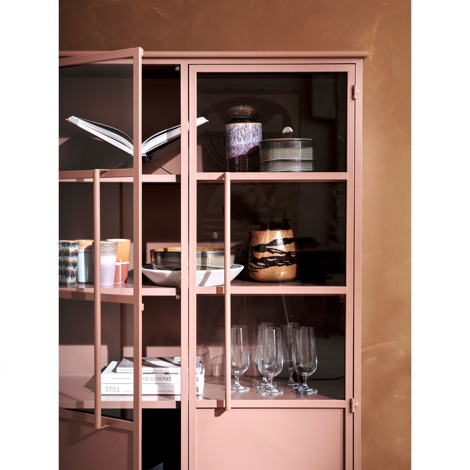 800012-T-01_SF_BL_Exhibit_vitrinekast_metaal_tan.jpg?auto=webp&format=png&width=1500&height=1500