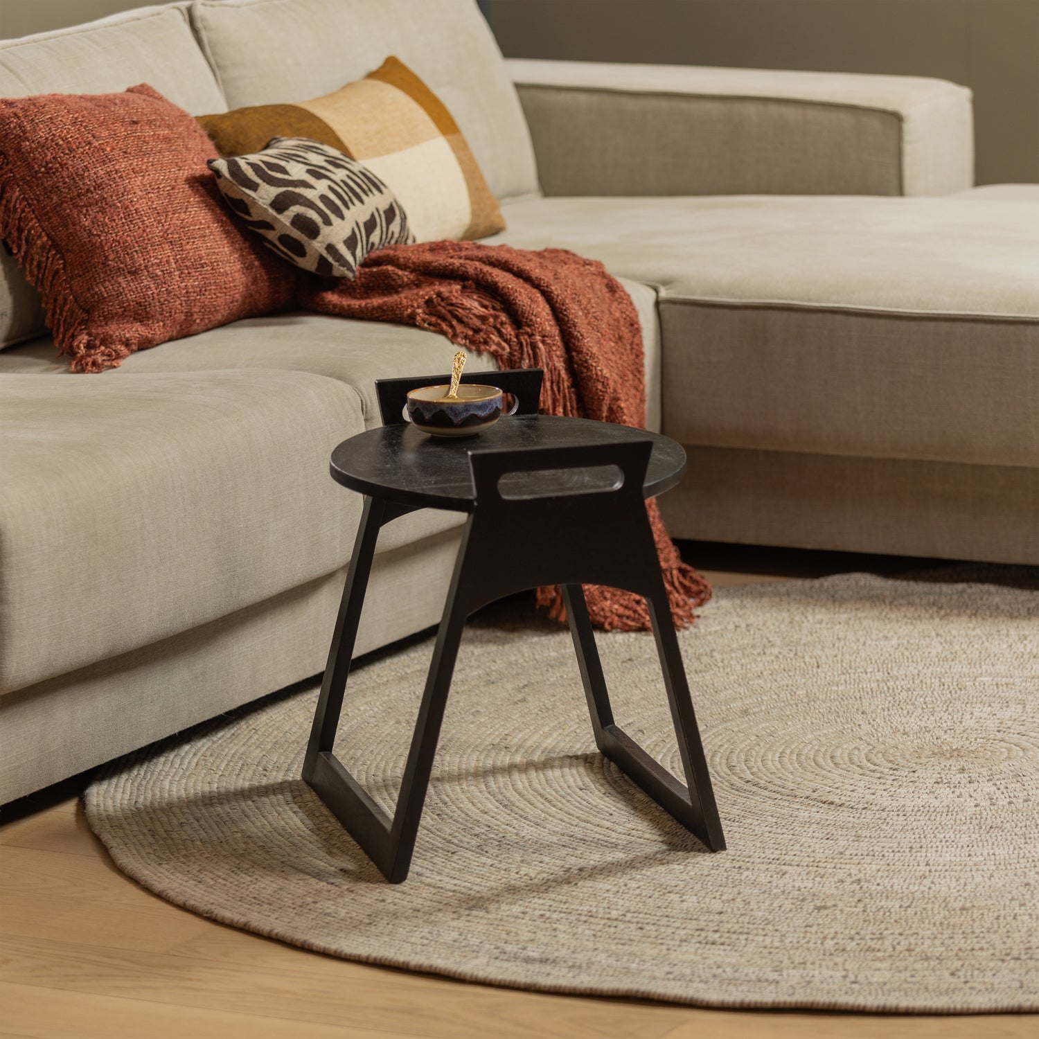 200422-N-200399-Z-01_SF_BL_Utopia_vloerkleed_Flo_bijzettafel_VIERKANT.jpg?auto=webp&format=png&width=1500&height=1500