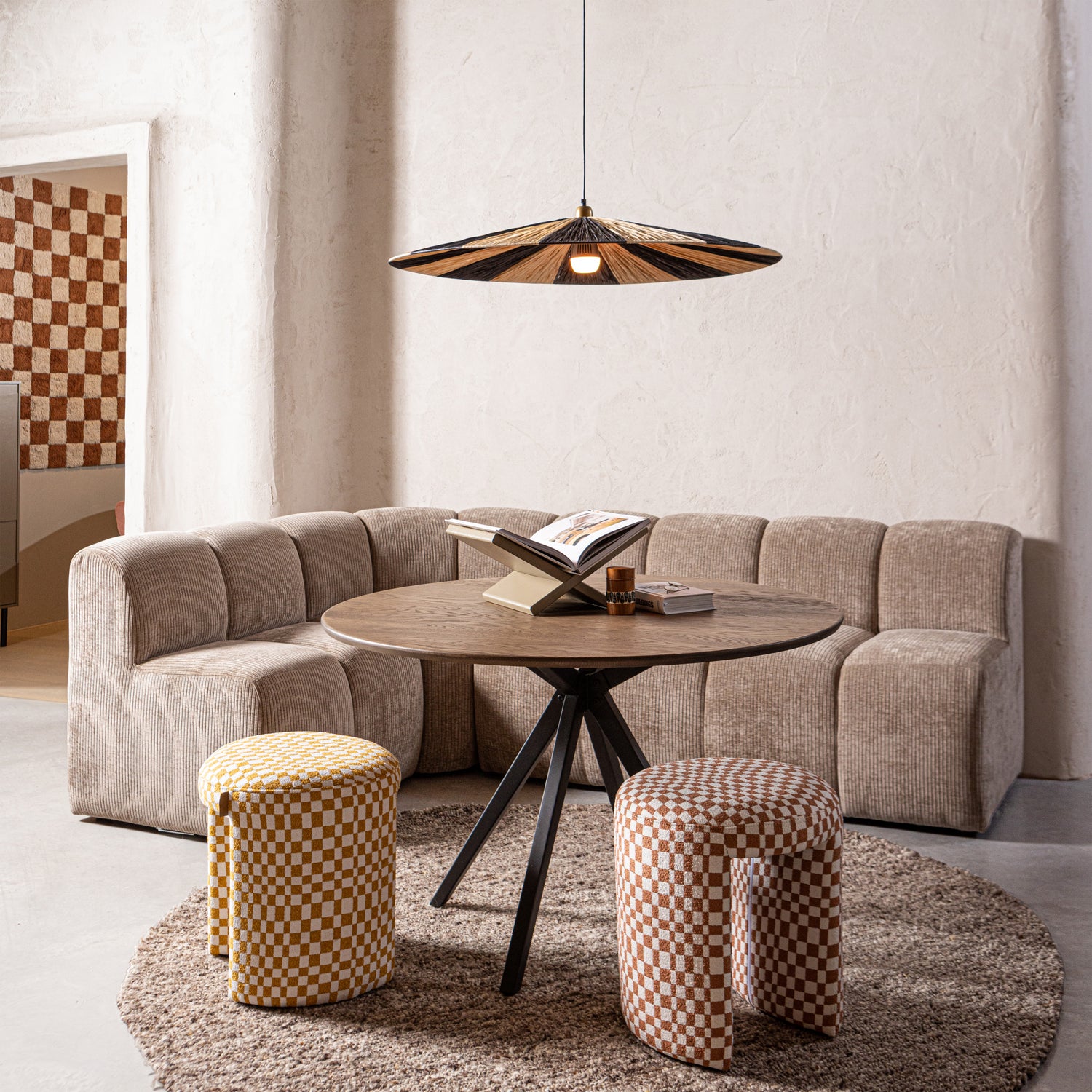 377519-D-377533-D-377462-D-377366-Z-375102-Z-TB-RO-DL22-1190-CB-375050-B-374079-O-374079-G-01_SF_WE_Mojo_eetbankje_Loic_hanglmap_Holland_Tafelblad_rond_Efia_Charlie.jpg?auto=webp&format=png&width=1500&height=1500