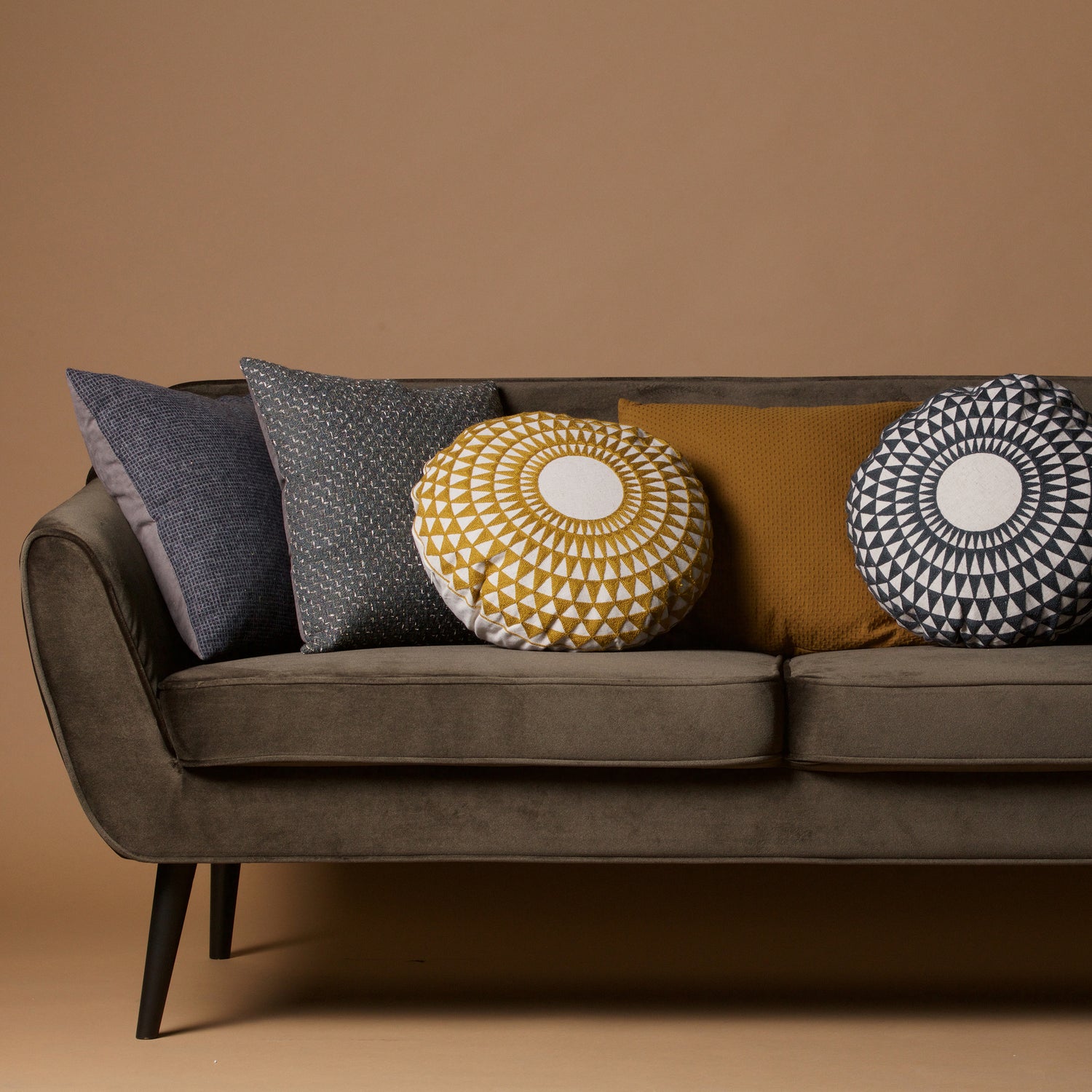 340451-G-373612-G-373612-B-373615-BL-373614-BR-373619-G-373616-373617-01_SF_Rocco_bank_groen_met_kussens_Inez_blauw_geel_Babet_blauw_bruin_Rijk_grijs_Ries_grijs_Roan_blauw_VIERKANT.jpg?auto=webp&format=png&width=1500&height=1500