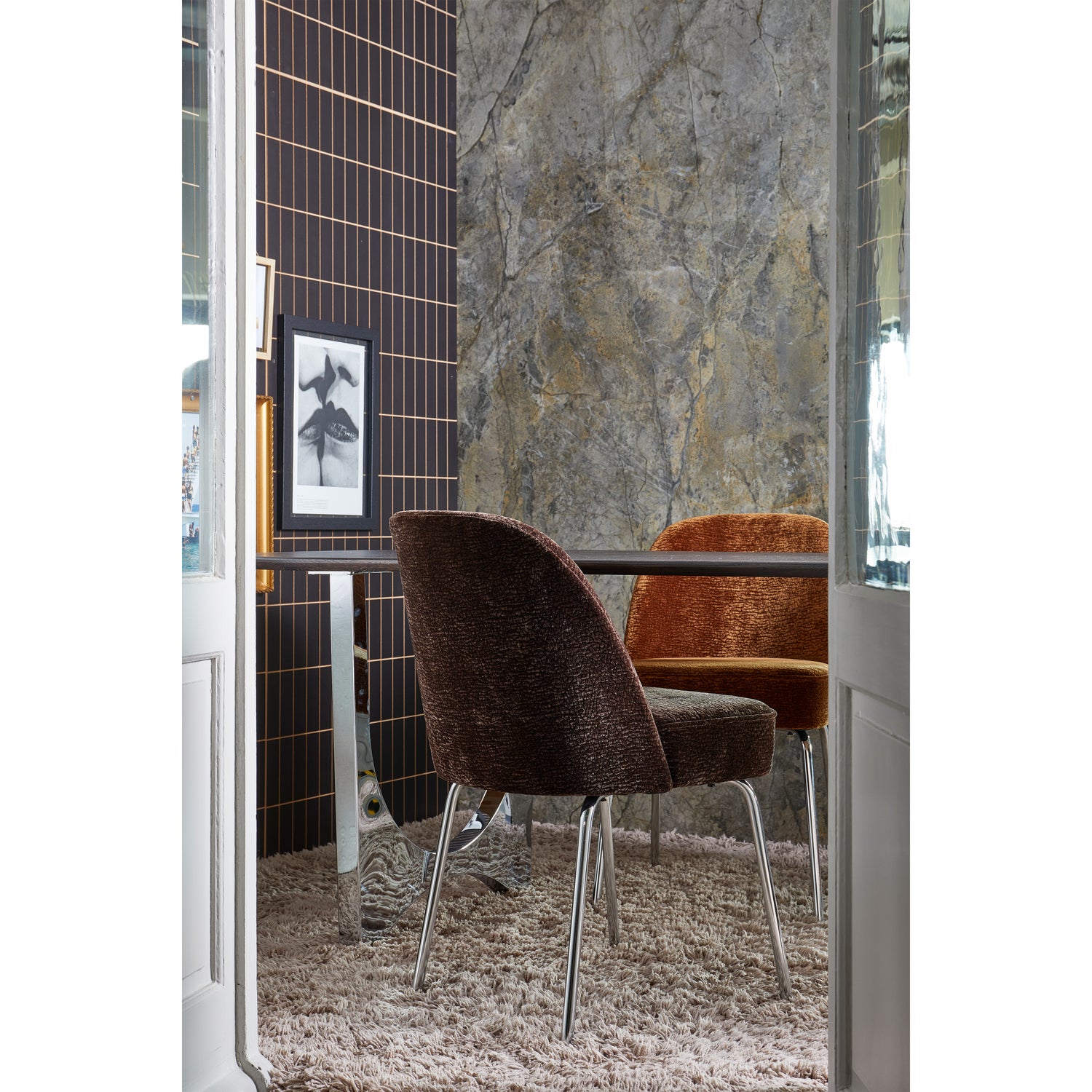 800816-DBC-01_SF_BPH_Vogue_eetkamerstoel_3D_chenille_donkerbruin_chrome_poot.jpg?auto=webp&format=png&width=1500&height=1500