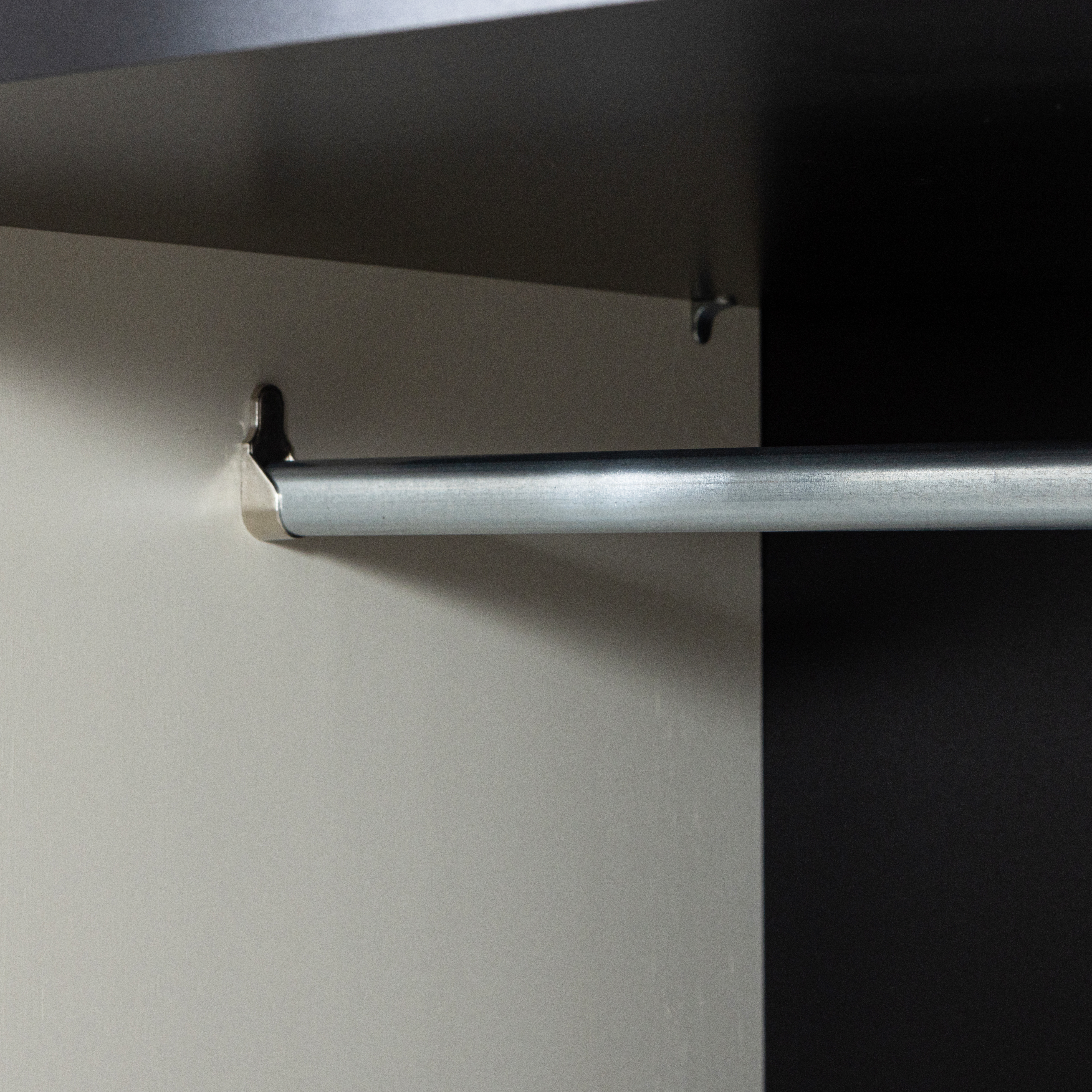 373212-D-02_VS_FA_Adam_2_deurs_kast_grenen_dust_detail.png?auto=webp&format=png&width=1500&height=1500