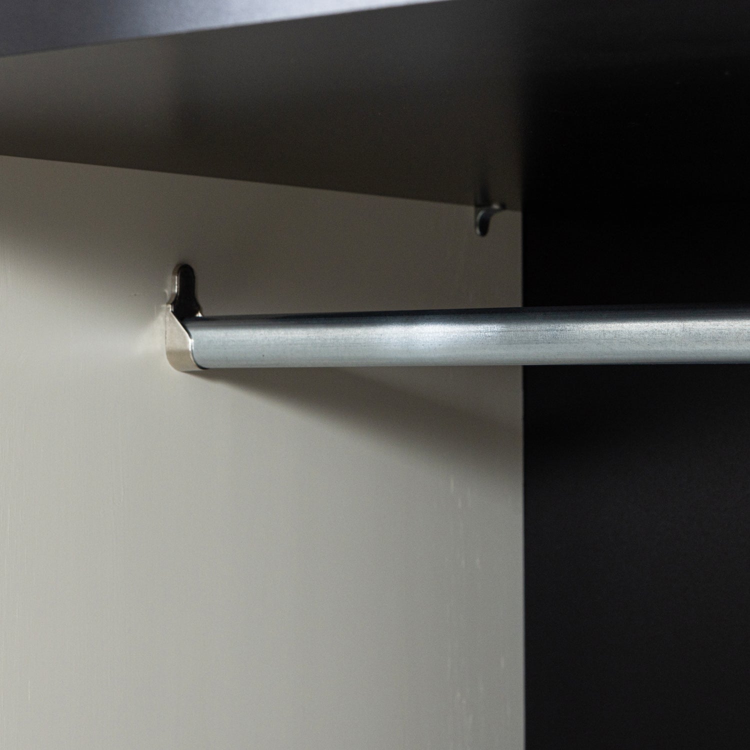 373212-D-02_VS_FA_Adam_2_deurs_kast_grenen_dust_detail.png?auto=webp&format=png&width=1500&height=1500