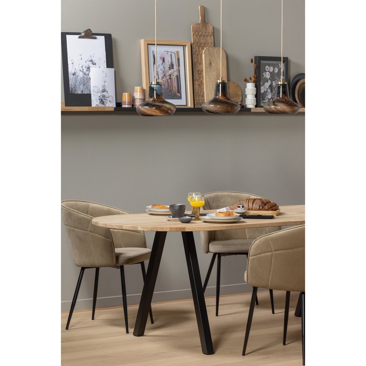 200292-G-376030-376010-373602-Z-370078-370073-800274-M-800275-M-02_SF_Bonk_dichte_kast_Stoel_Dusk_rose_Tablo_Standenpoot_ovaal_blad_Ravi_fotoli.jpg?auto=webp&format=png&width=1500&height=1500