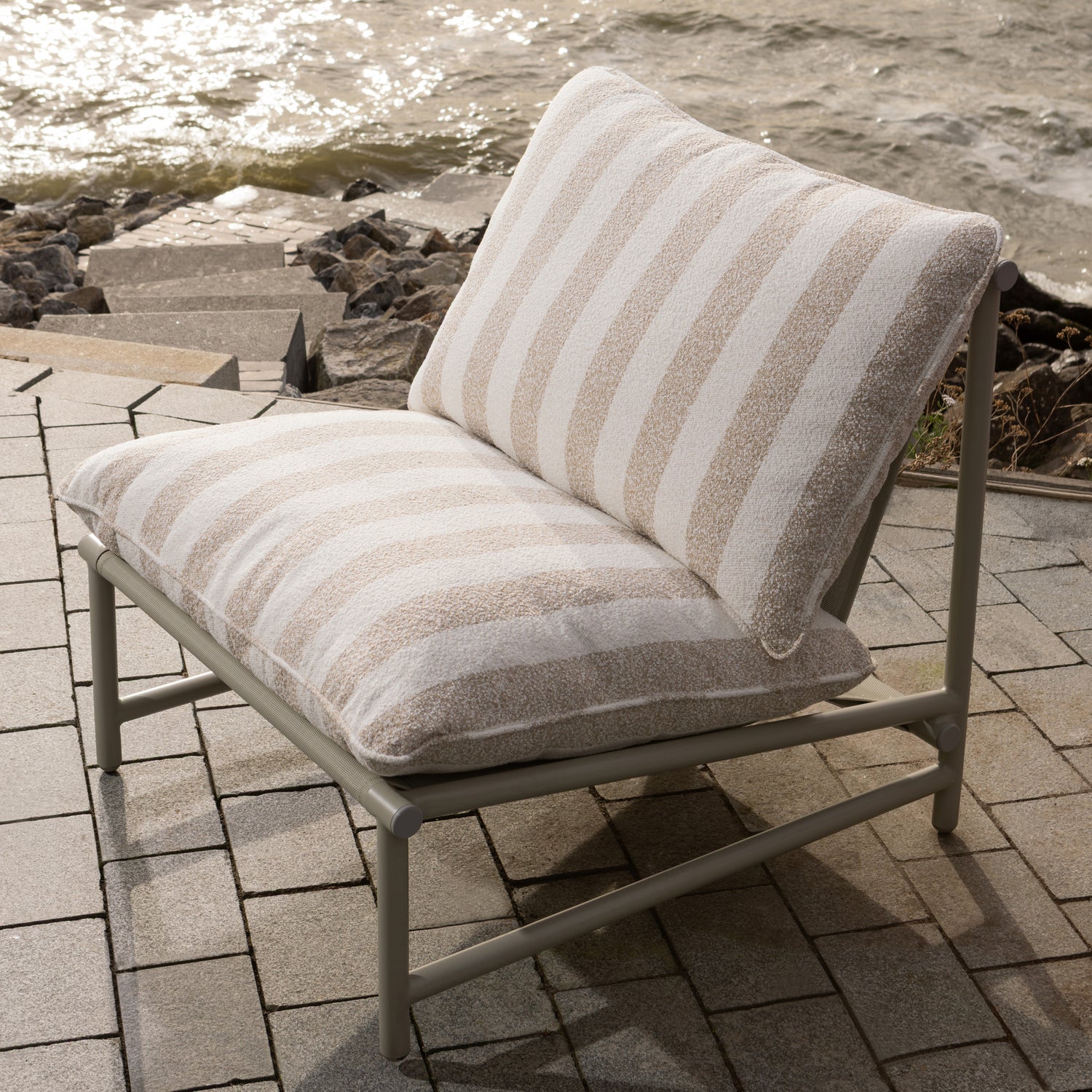 377709-S_01_SF_WO_Elvo_tuin_loungestoel_aluminium_streep_wit_zand.jpg?auto=webp&format=png&width=1500&height=1500