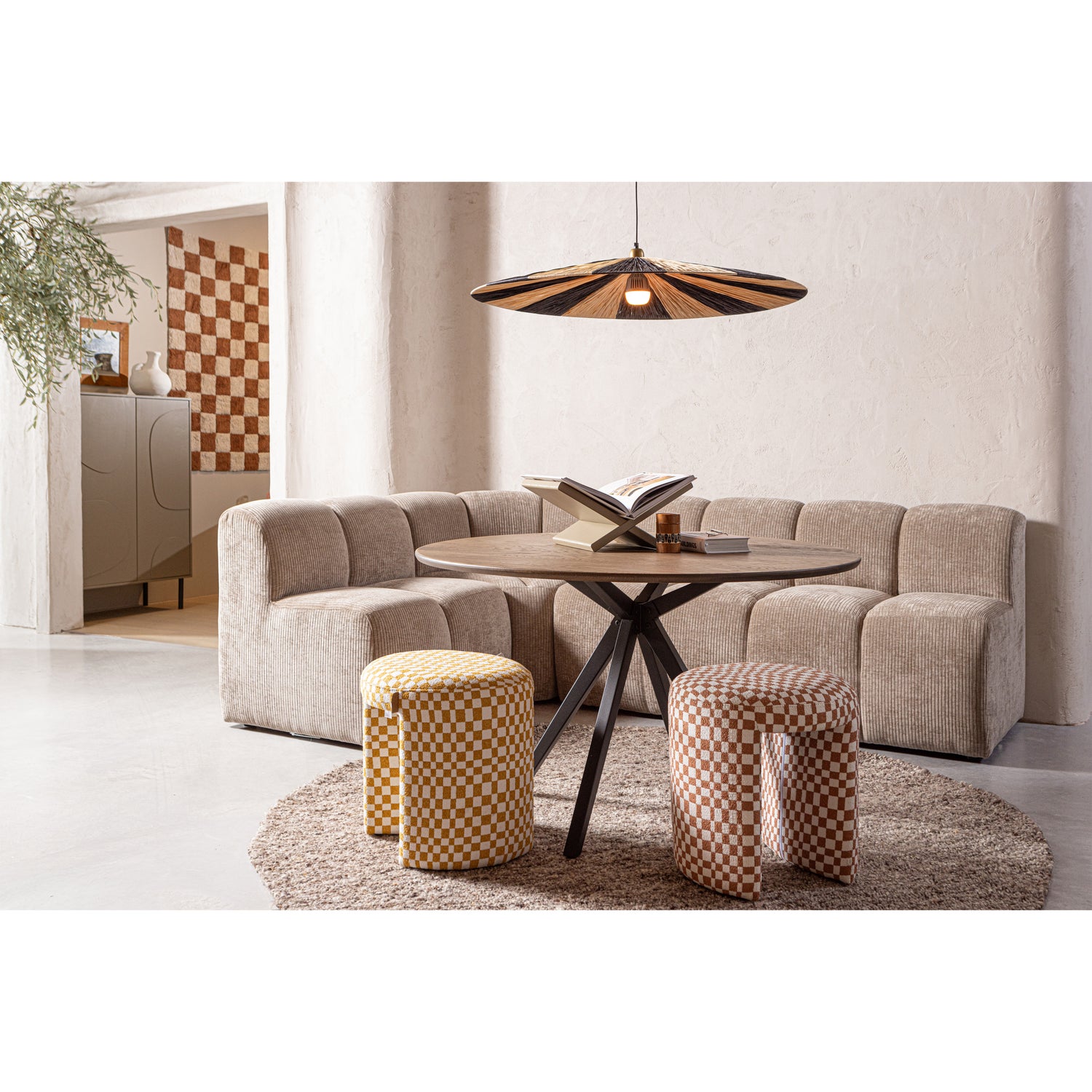 377519-D-377533-D-377462-D-377366-Z-375102-Z-TB-RO-DL22-1190-CB-375050-B-374079-O-374079-G-02_SF_WE_Mojo_eetbankje_Loic_hanglmap_Holland_Tafelblad_rond_Efia_Charlie.jpg?auto=webp&format=png&width=1500&height=1500