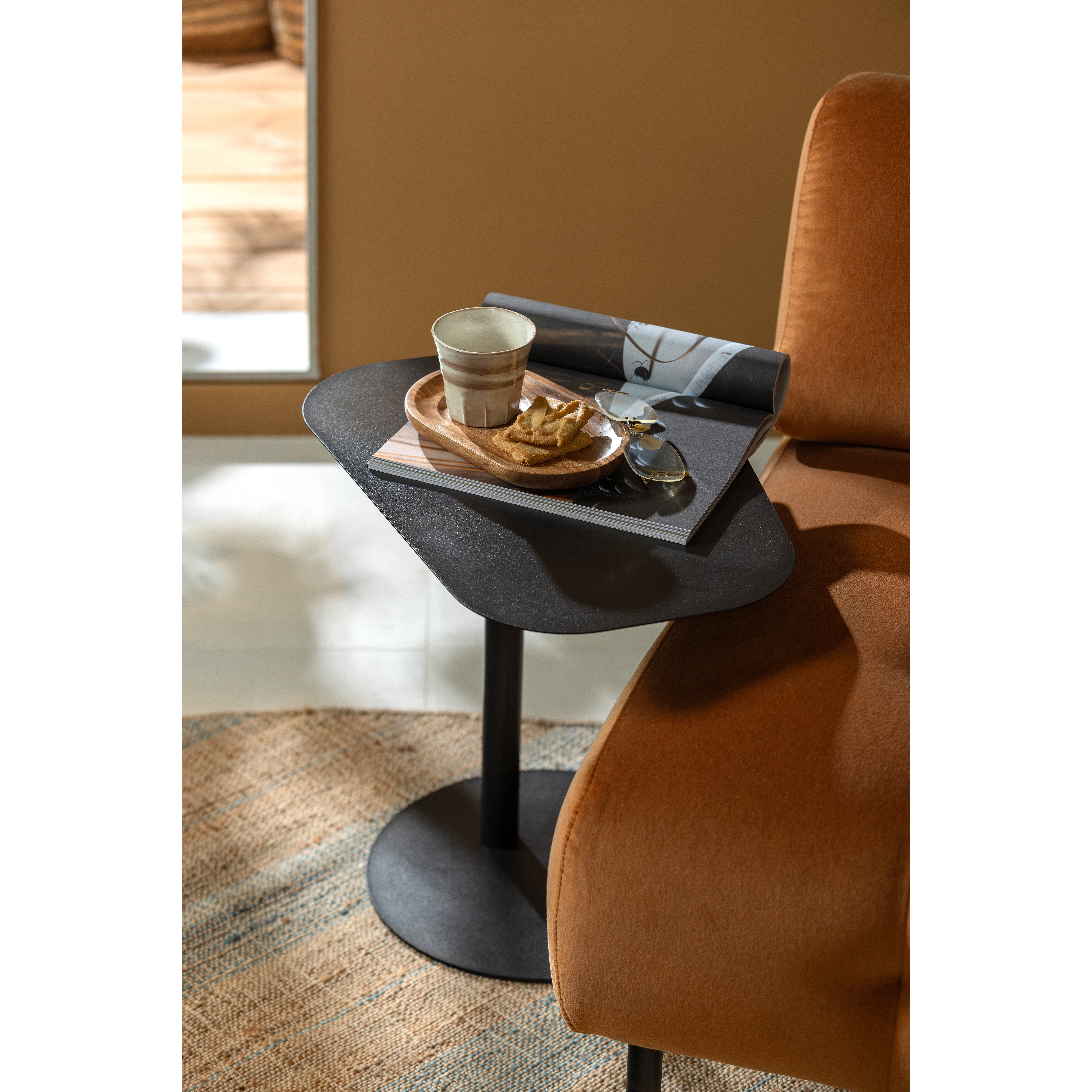 374061-Z-373523-N-374052-N-02_SF_FA_Lia_bijzettafel_Jacky_vloerkleed_Josje_plateau.jpg?auto=webp&format=png&width=1500&height=1500