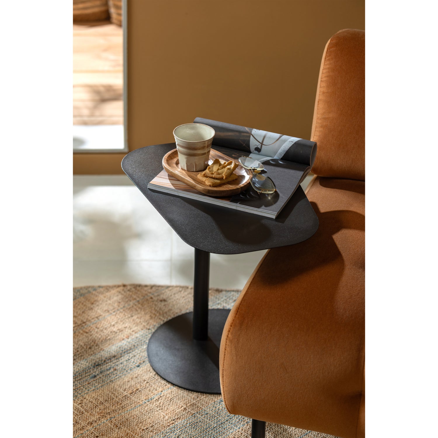 374061-Z-373523-N-374052-N-02_SF_FA_Lia_bijzettafel_Jacky_vloerkleed_Josje_plateau.jpg?auto=webp&format=png&width=1500&height=1500