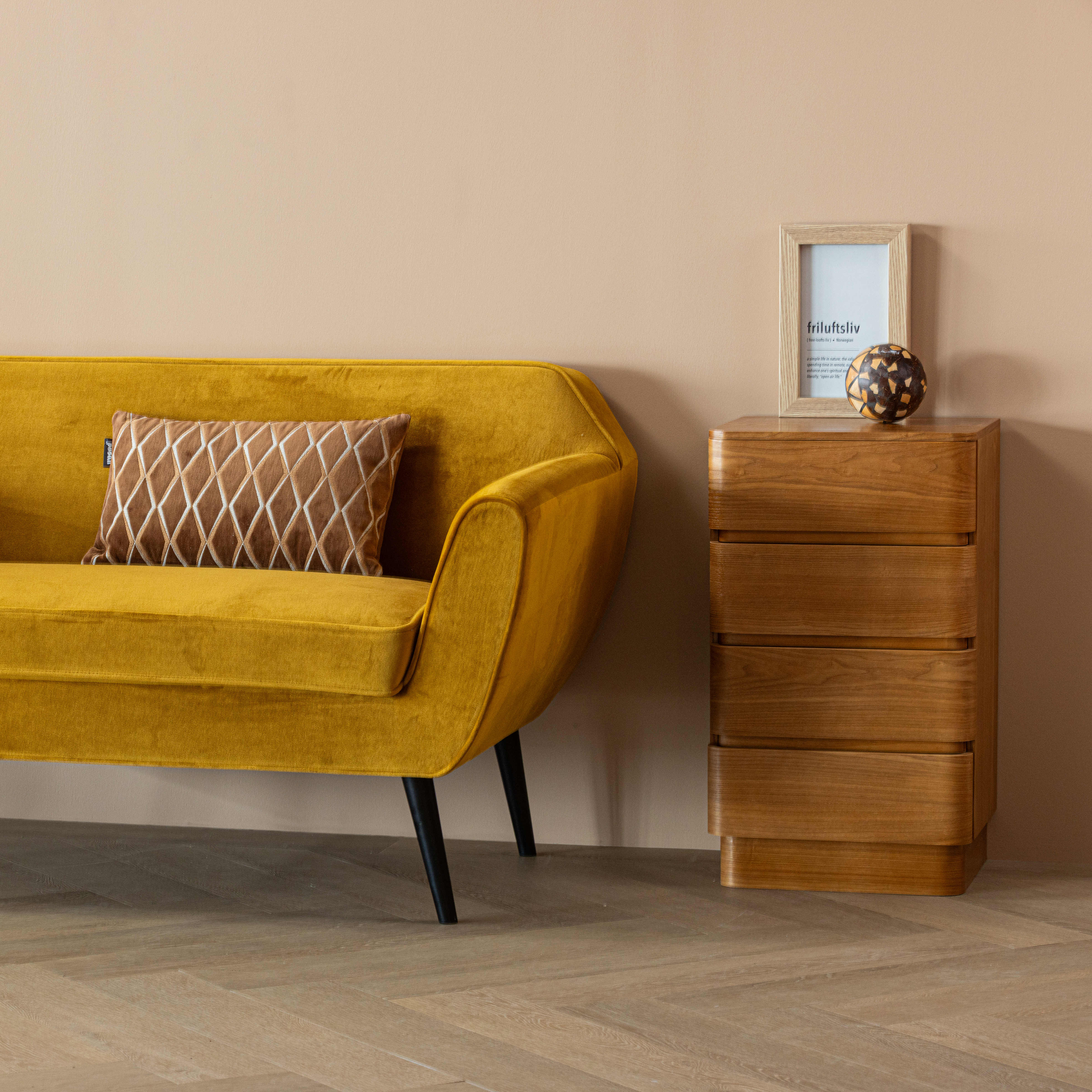 377863-O__377788-B_01_SF_Rocco_bank_velvet_okergeel_Fejo_vierkant.jpg?auto=webp&format=png&width=1500&height=1500