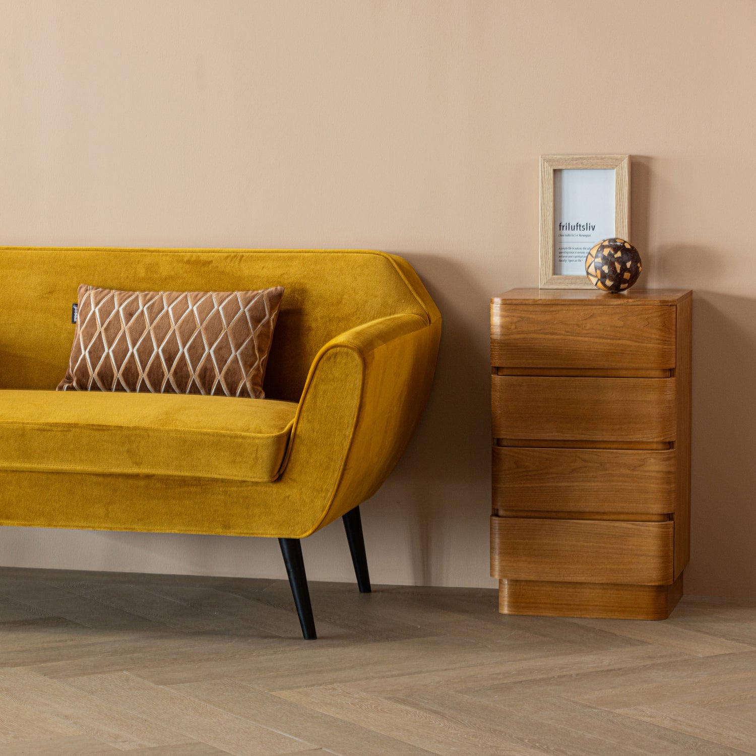 377863-O__377788-B_01_SF_Rocco_bank_velvet_okergeel_Fejo_vierkant.jpg?auto=webp&format=png&width=1500&height=1500