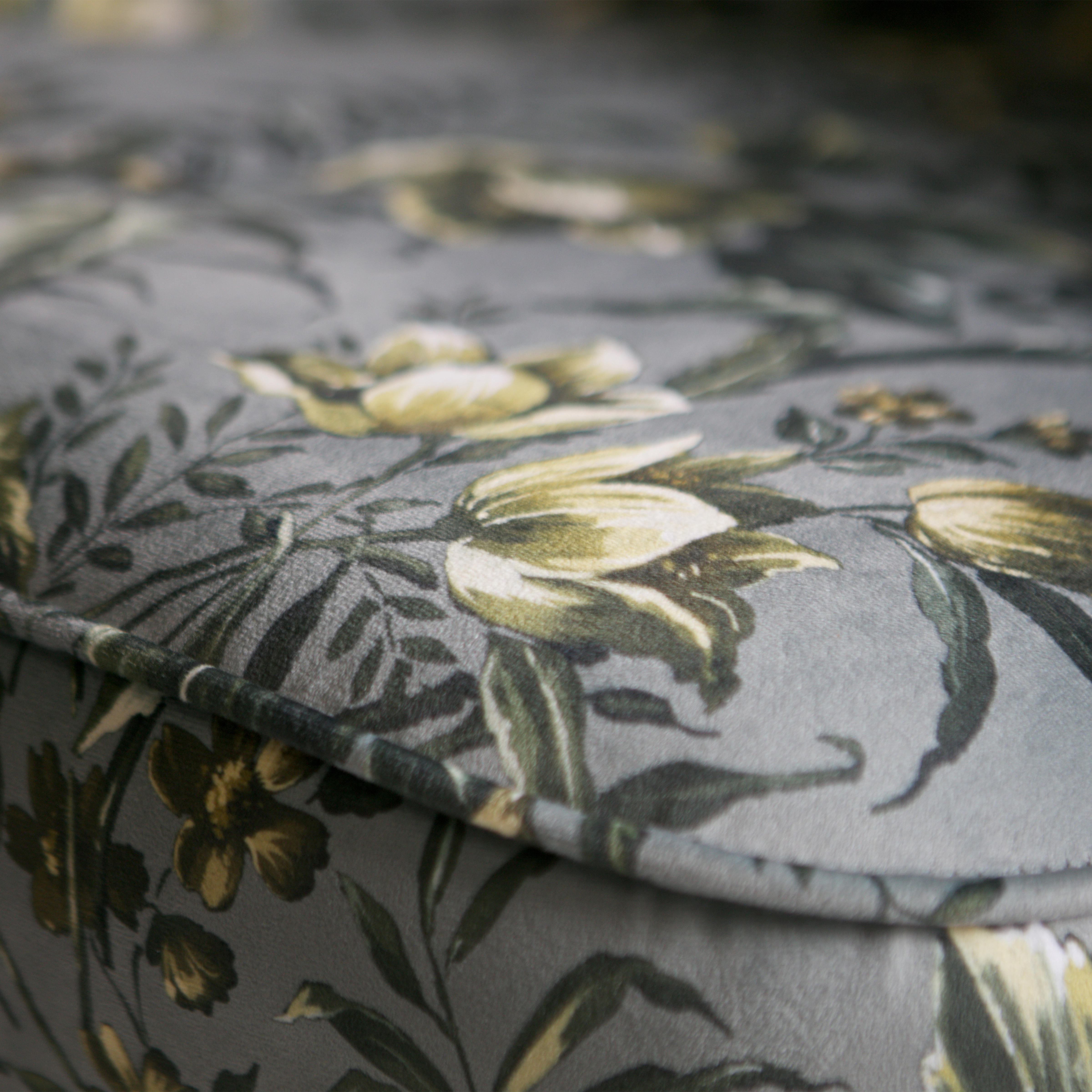 800748-85-02_VS_BP_Vogue_fauteuil_velvet_poppy_grijs_detail.jpg?auto=webp&format=png&width=1500&height=1500