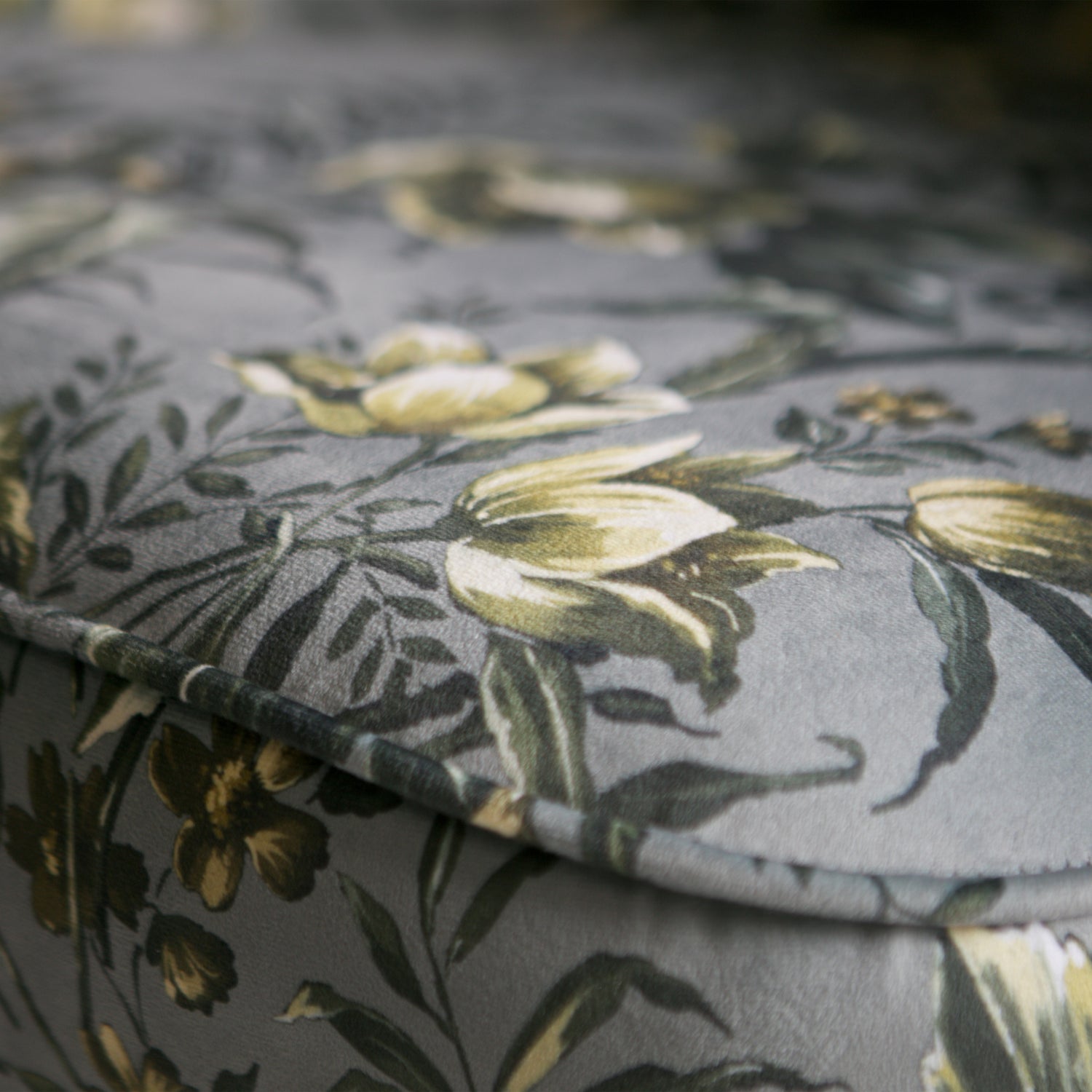 800748-85-02_VS_BP_Vogue_fauteuil_velvet_poppy_grijs_detail.jpg?auto=webp&format=png&width=1500&height=1500