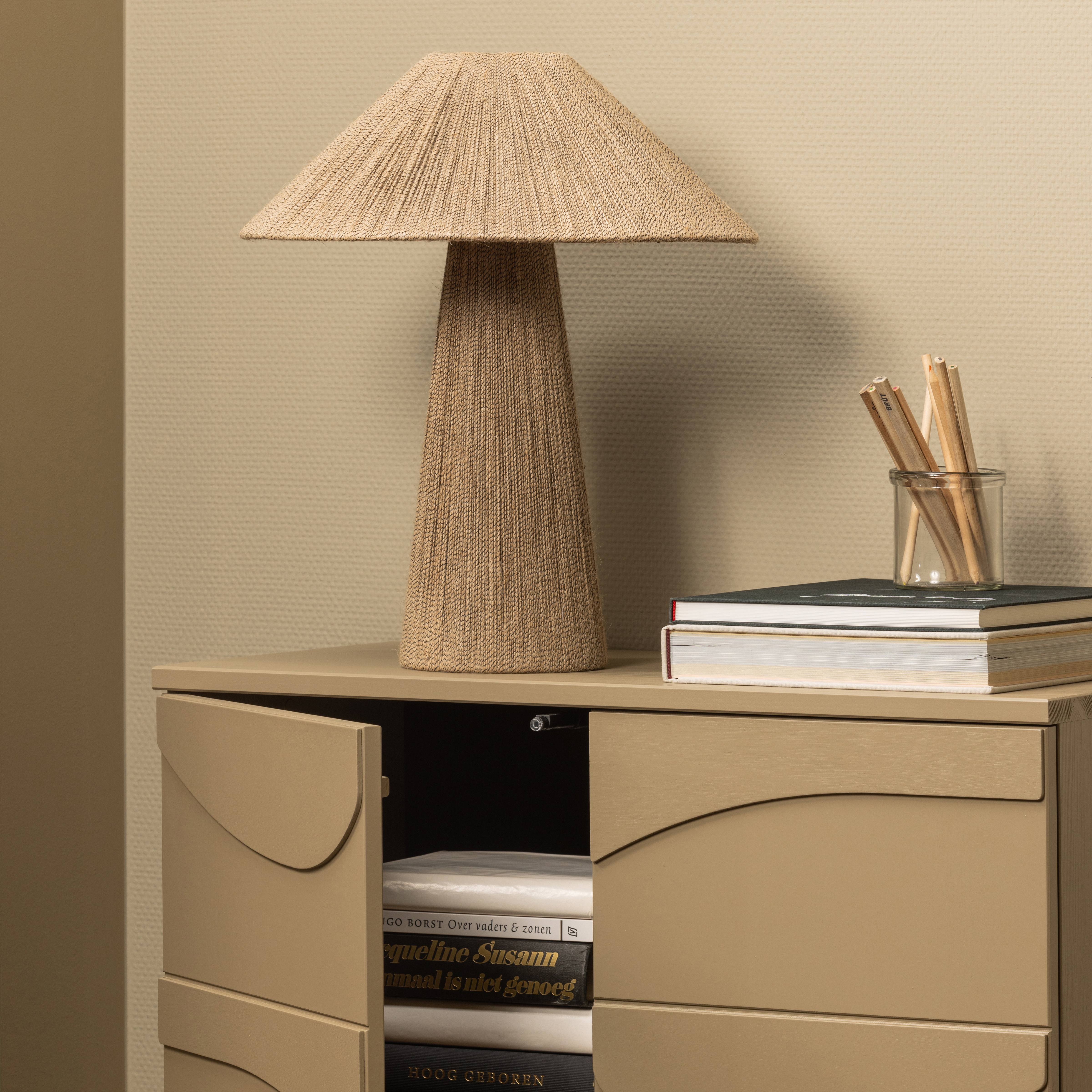 TEO-KAST-1-MD-373963-N-02_SF_WE_Teo_opbergkast_grenen_mud_Pepe_tafellamp_VIERKANT.jpg?auto=webp&format=png&width=1500&height=1500