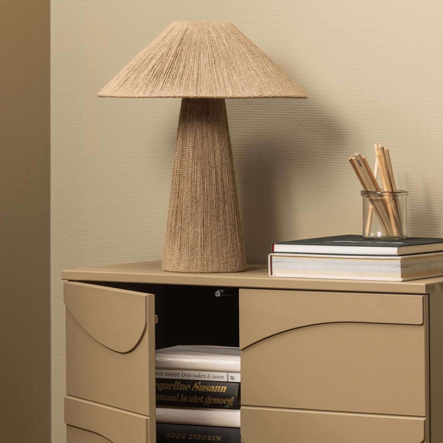 TEO-KAST-1-MD-373963-N-02_SF_WE_Teo_opbergkast_grenen_mud_Pepe_tafellamp_VIERKANT.jpg?auto=webp&format=png&width=1500&height=1500