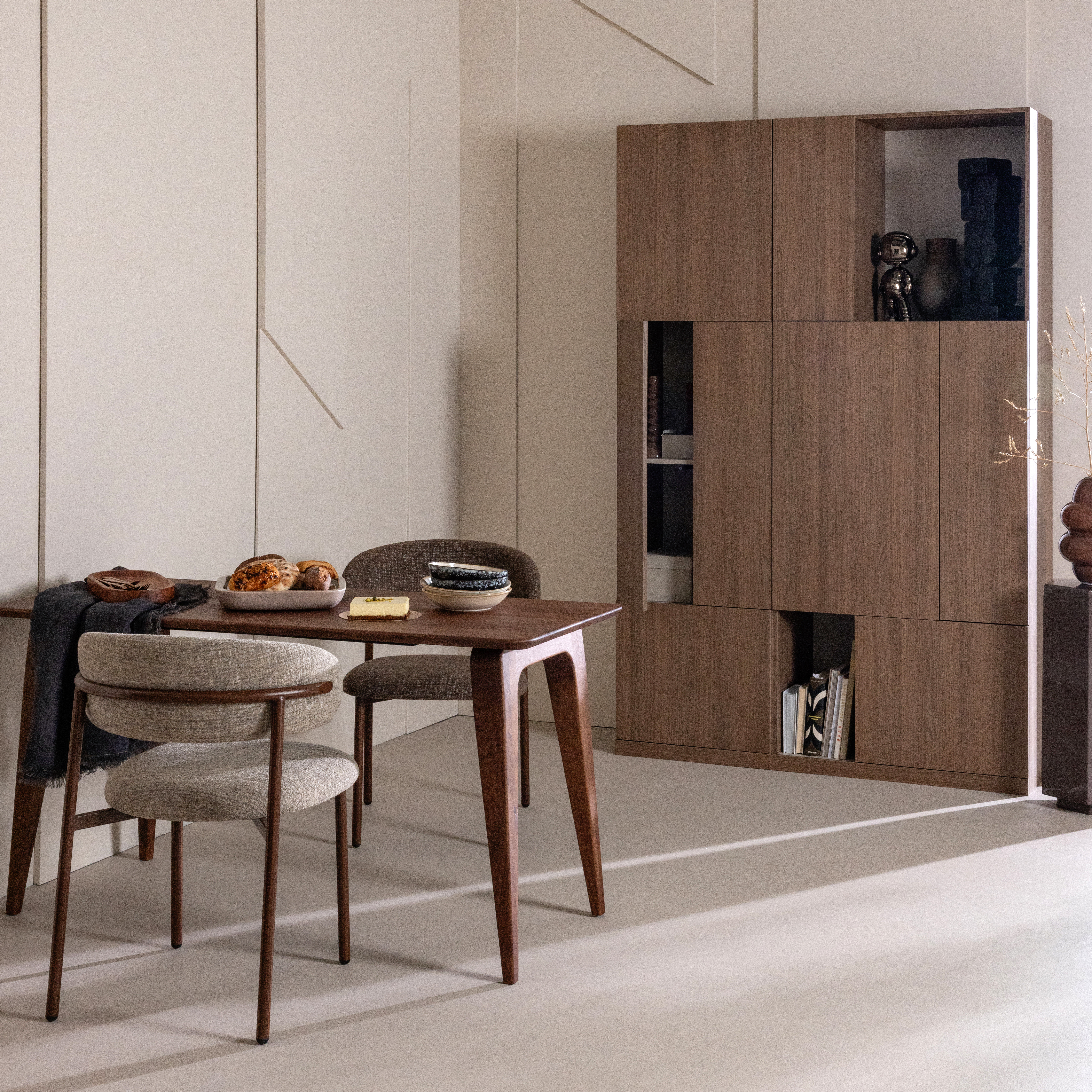 378144-W__378143-W__378107-B__378078-NM__378078-BM_02_SF_WP_Build_wandkast_eiken_decor_bruin_Rubo_bureau_Kelu_eetkamerstoel_Isan_vierkant.jpg?auto=webp&format=png&width=1500&height=1500