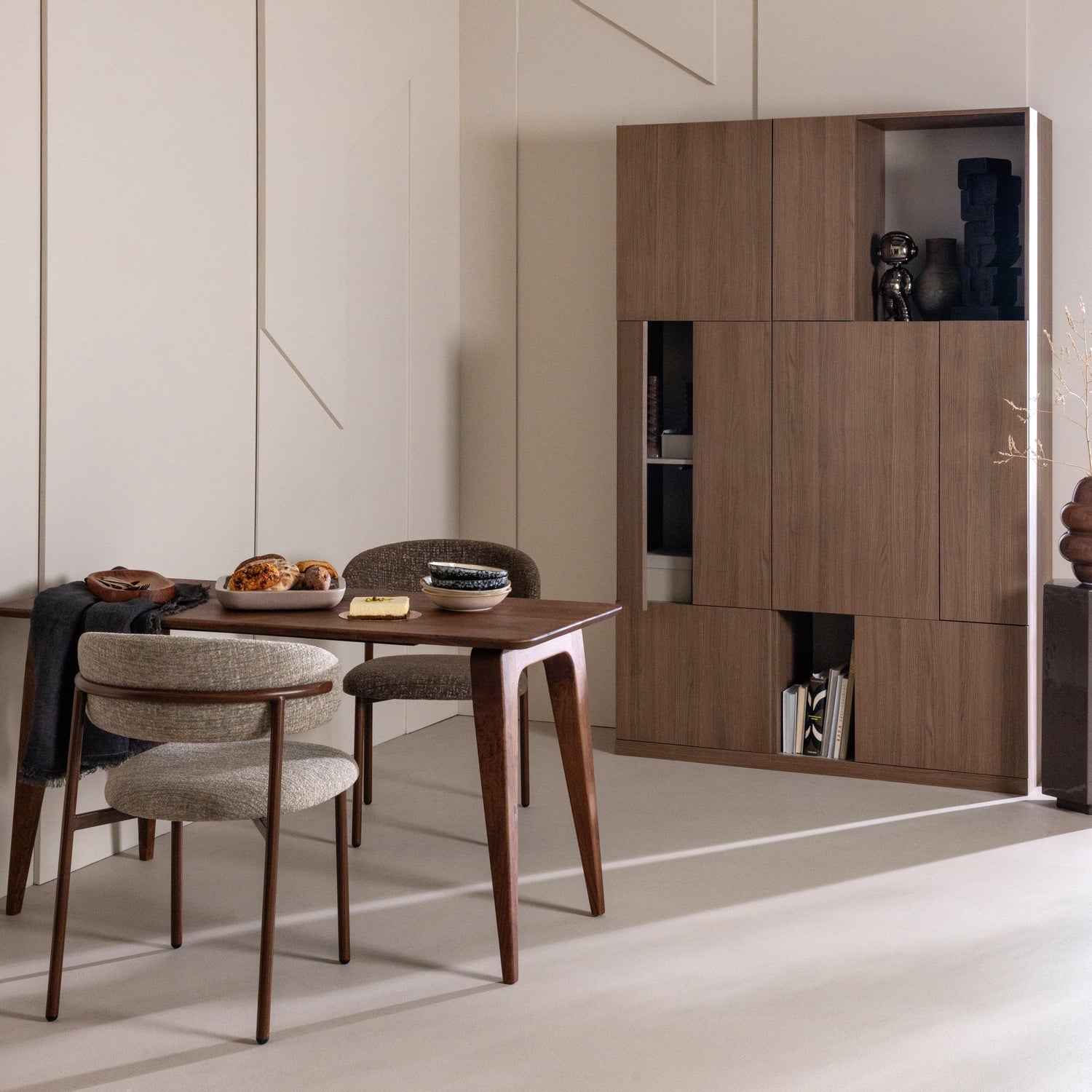 378144-W__378143-W__378107-B__378078-NM__378078-BM_02_SF_WP_Build_wandkast_eiken_decor_bruin_Rubo_bureau_Kelu_eetkamerstoel_Isan_vierkant.jpg?auto=webp&format=png&width=1500&height=1500