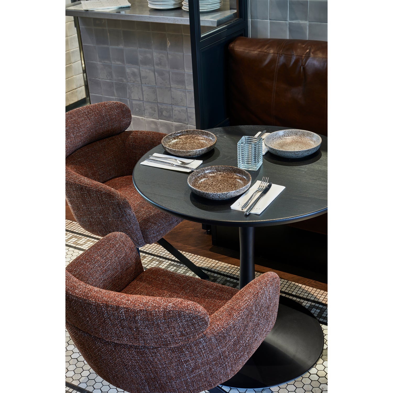 TB-RO-VL24-0790-377344-374080-C-01_SF_FA_Tafelblad_rond_vingerlas_O80cm_blacknight_Bistro_trompetvoet_Fenne_chestnut.jpg?auto=webp&format=png&width=1500&height=1500