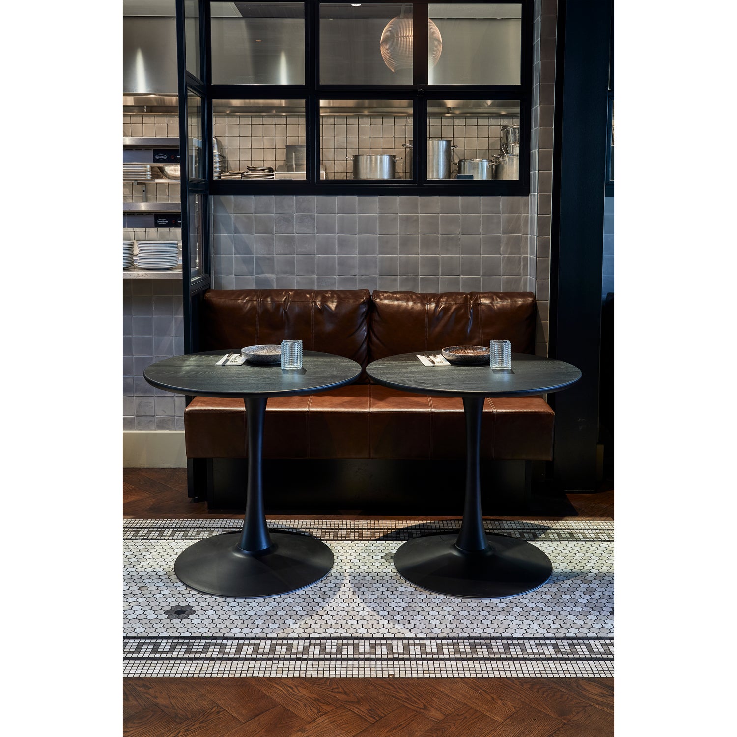 TB-RO-VL24-0790-377344-02_SF_FA_Tafelblad_rond_vingerlas_O80cm_blacknight_Bistro_trompetvoet.jpg?auto=webp&format=png&width=1500&height=1500