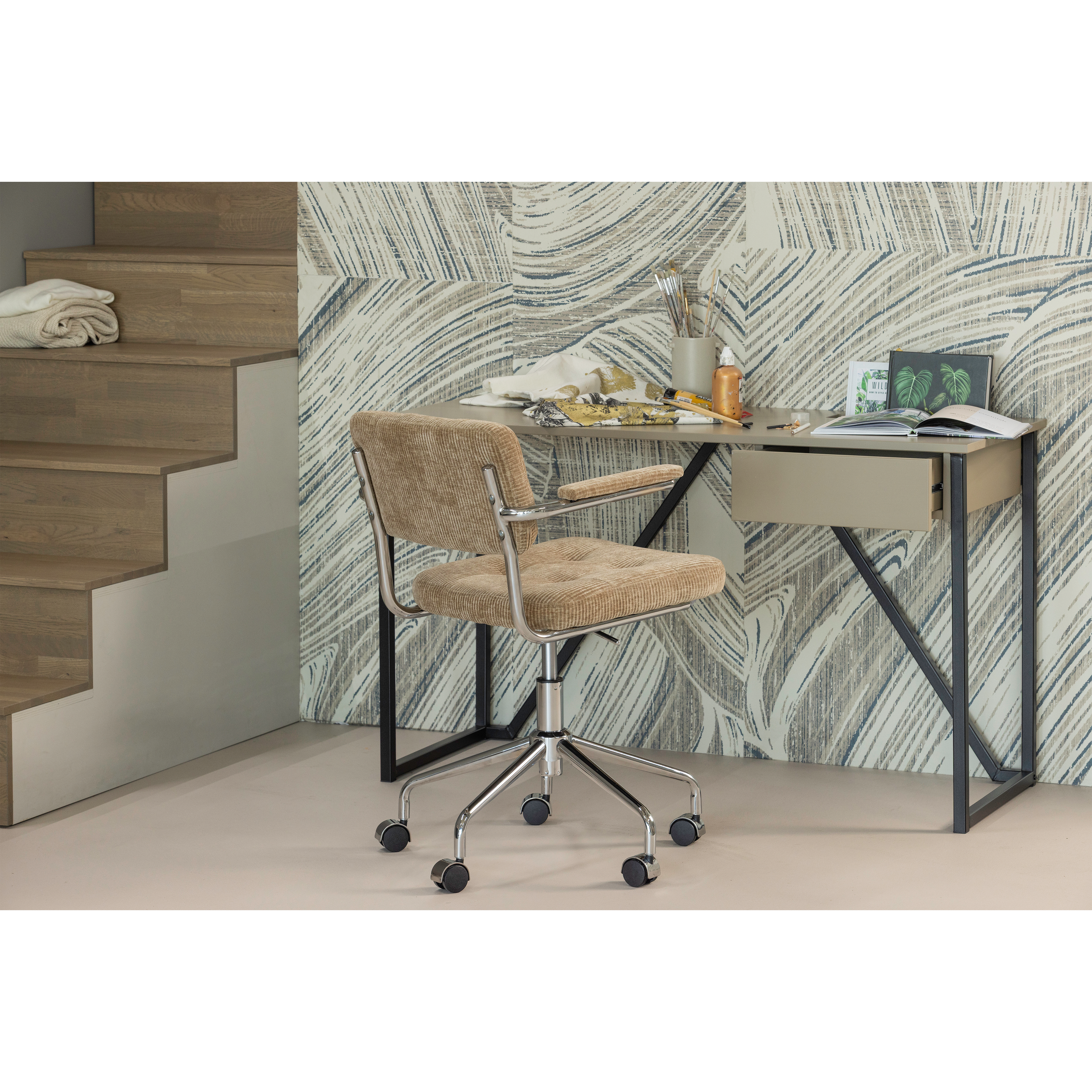 373899-M-377538-D-02_SF_ES_New_Julius_bureau_grenen_mud__Kova_bureaustoel_geweven_ribstof_donkerzand.png?auto=webp&format=png&width=1500&height=1500