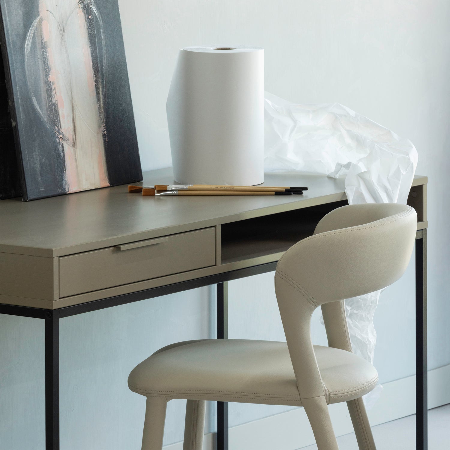 801419-E-373898-M-02_SF_ES_Nore_bureau_grenen_mud_Noble_eetkamerstoel_leerlook_beige_vierkant_detail.png?auto=webp&format=png&width=1500&height=1500