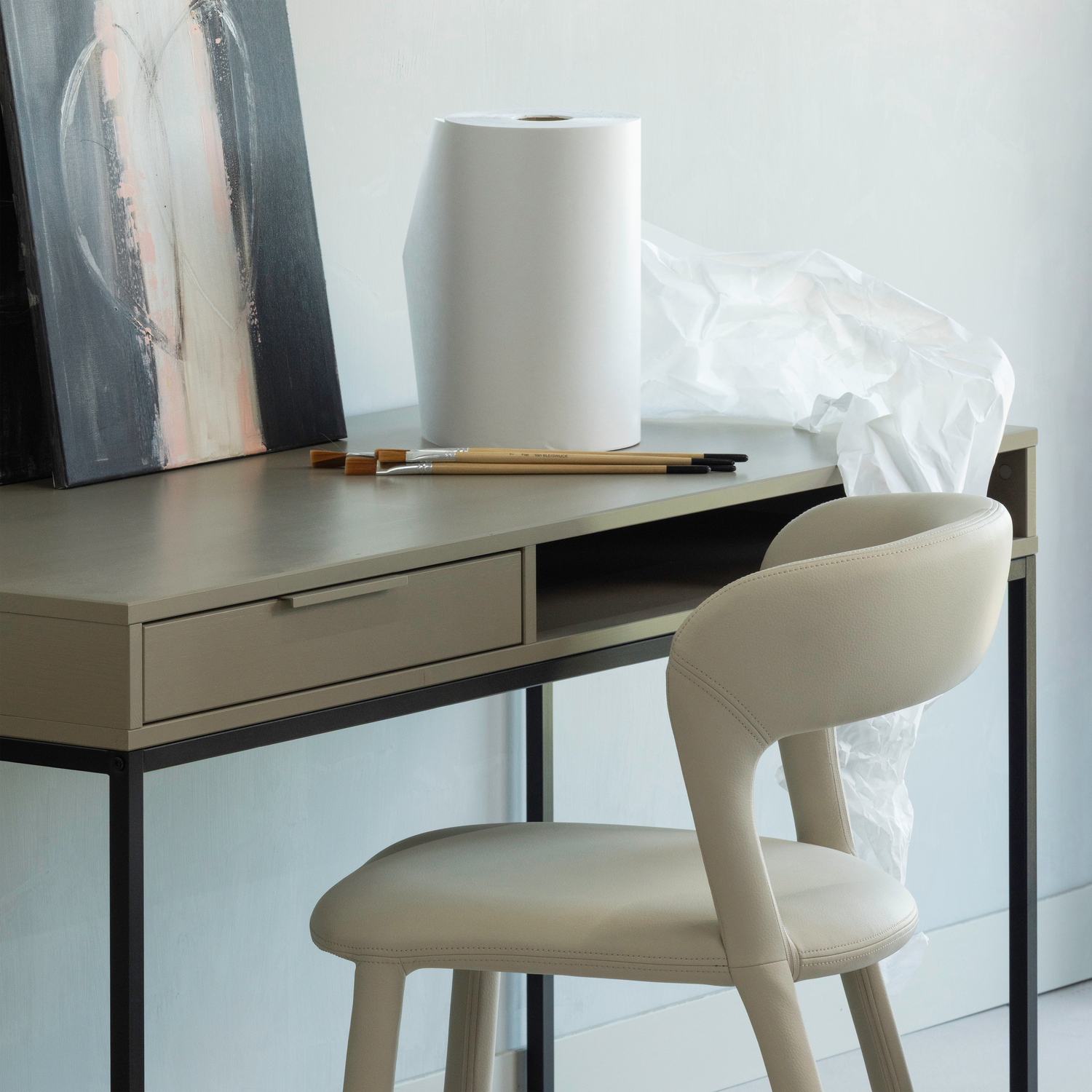 801419-E-373898-M-02_SF_ES_Nore_bureau_grenen_mud_Noble_eetkamerstoel_leerlook_beige_vierkant_detail.png?auto=webp&format=png&width=1500&height=1500