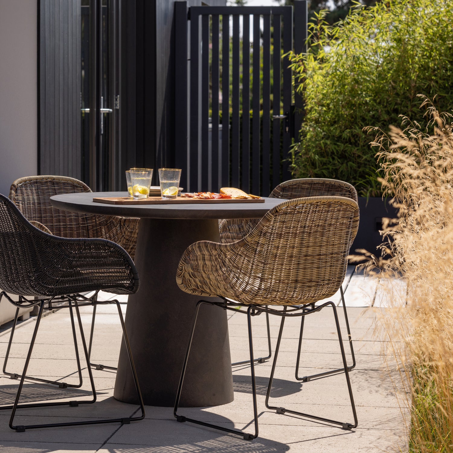 373928-N-373928-Z-373343-B-01_SF_FA_Willow_stoel_naturel_zwart_Damon_eettafel_VIERKANT.jpg?auto=webp&format=png&width=1500&height=1500