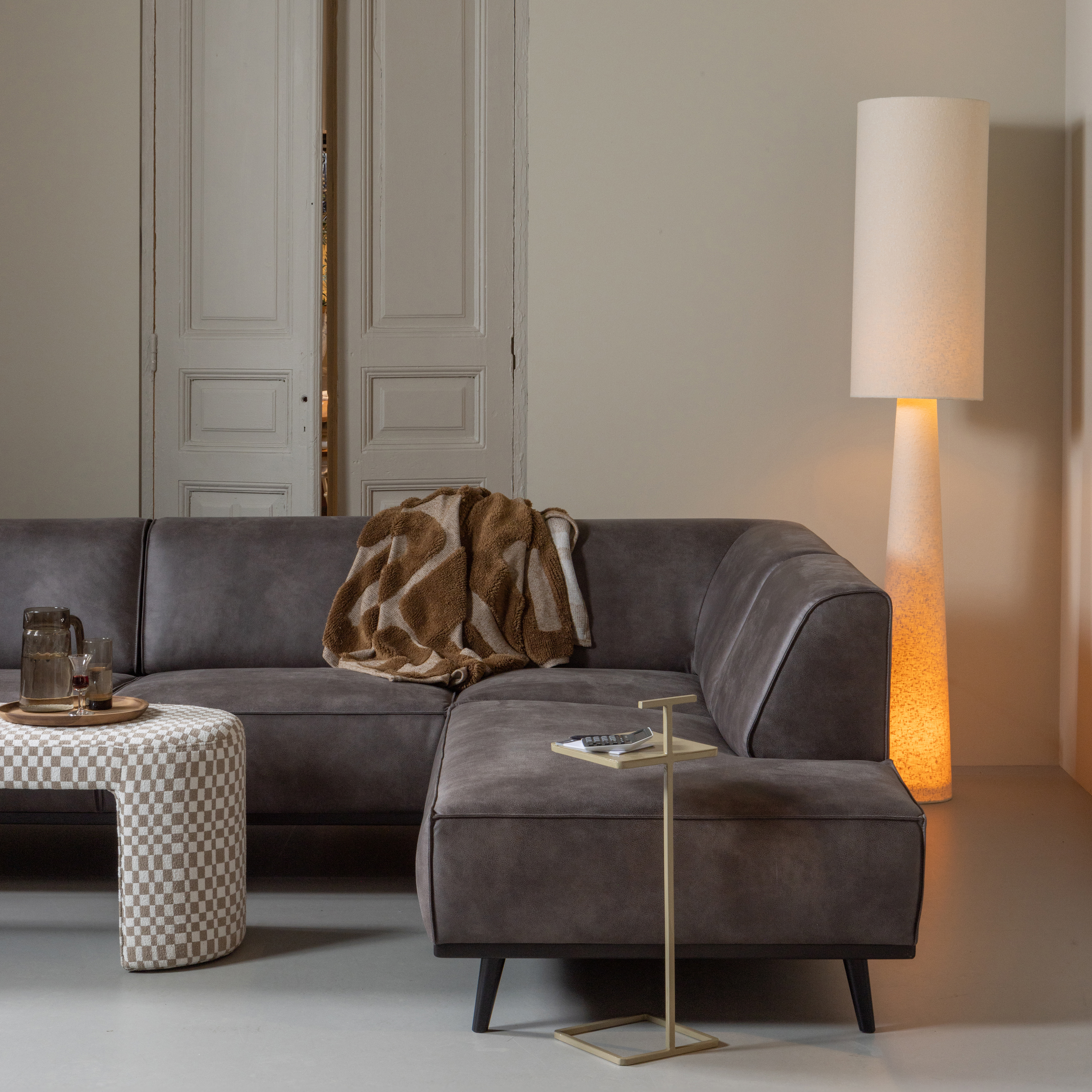 378655-01-375036-N-374081-Z-375047-Z-375055-L-01_SF_WE_Statement_hoekbank_Loft_vloerlamp_Jacob_bankje_Toste_bijzettafel_Nini_plaid_vierkant.jpg?auto=webp&format=png&width=1500&height=1500