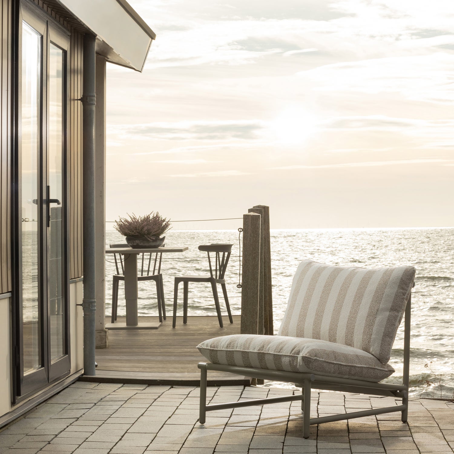 377709-S_02_SF_WO_Elvo_tuin_loungestoel_aluminium_streep_wit_zand.jpg?auto=webp&format=png&width=1500&height=1500