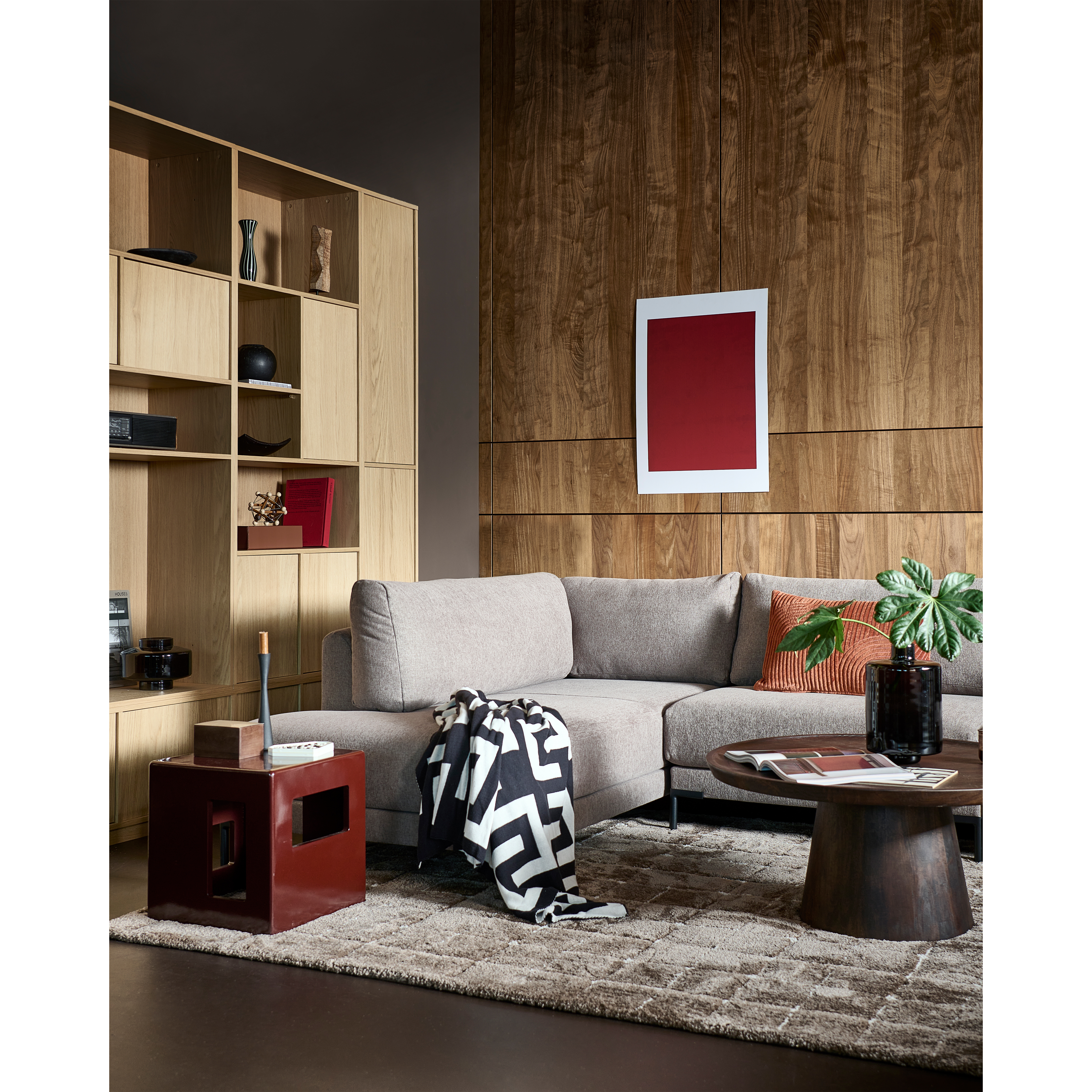 400512-B-400480-W-400484-L-400484-L-400486-L-02_SF_VT_Modern_bijzettafel_bordeaux_Coffee_salontafel_walnoot_Couple_lounge_loveseat_lichtgrijs.jpg?auto=webp&format=png&width=1500&height=1500