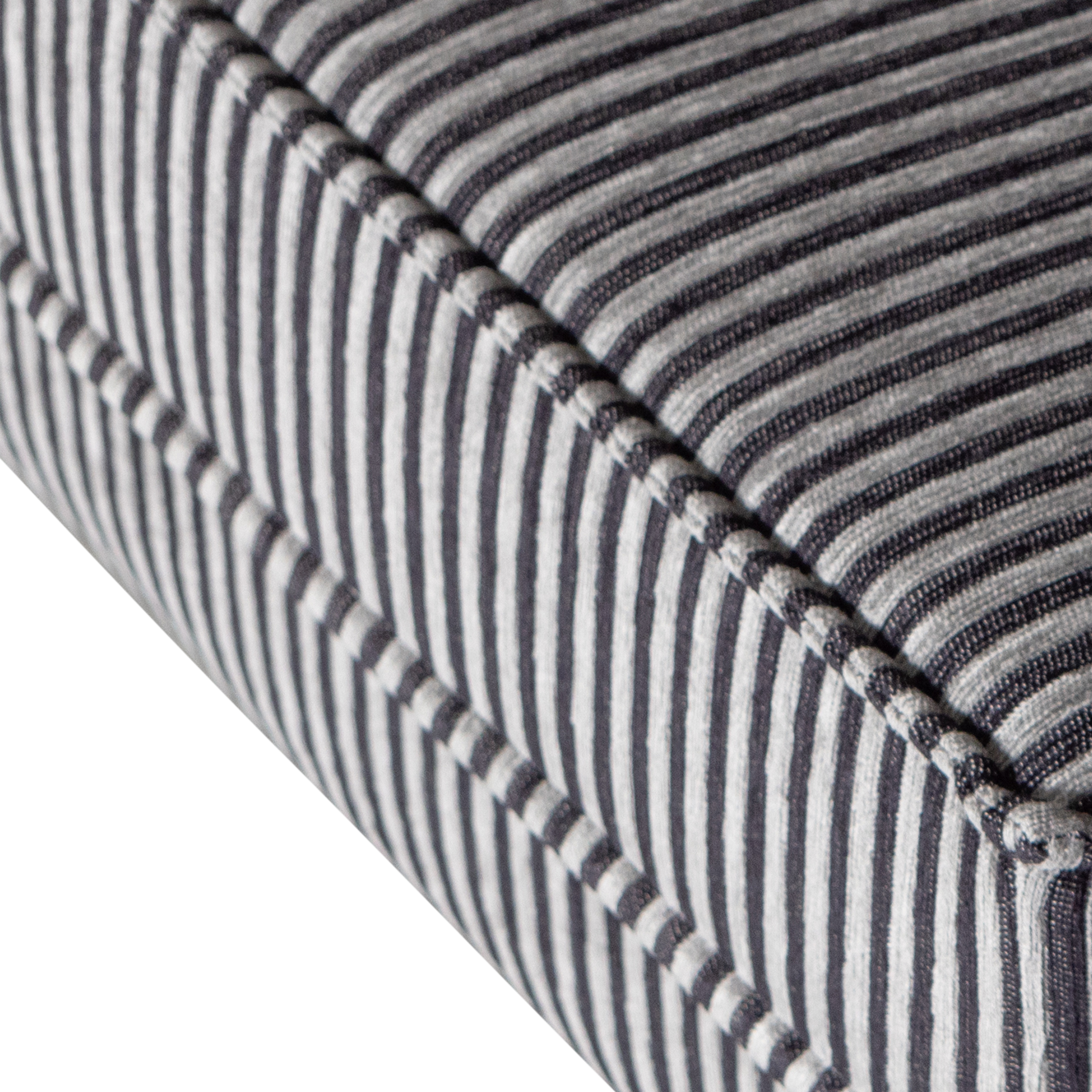 800897-ZG-01_VS_BP_Rodeo_hocker_op_poten_streep_zwart_grijs_detail.png?auto=webp&format=png&width=1500&height=1500