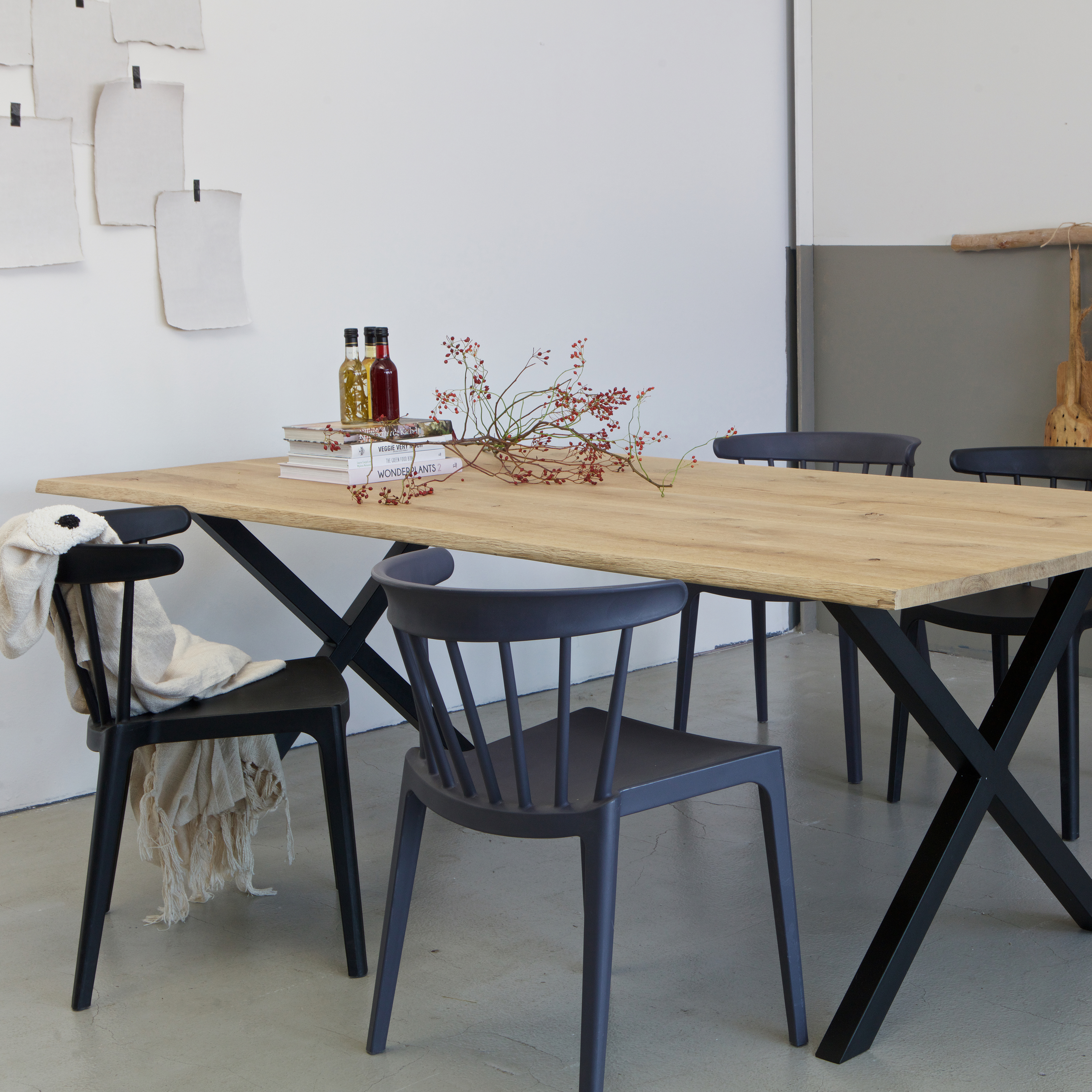 375281-220-375279-M-378634-G-378634-Z-01_SF_FA_Tablo_boomstam_tafelblad_Tablo_X-Poot_metaal_Bliss_spijlenstoel_VIERKANT.jpg?auto=webp&format=png&width=1500&height=1500