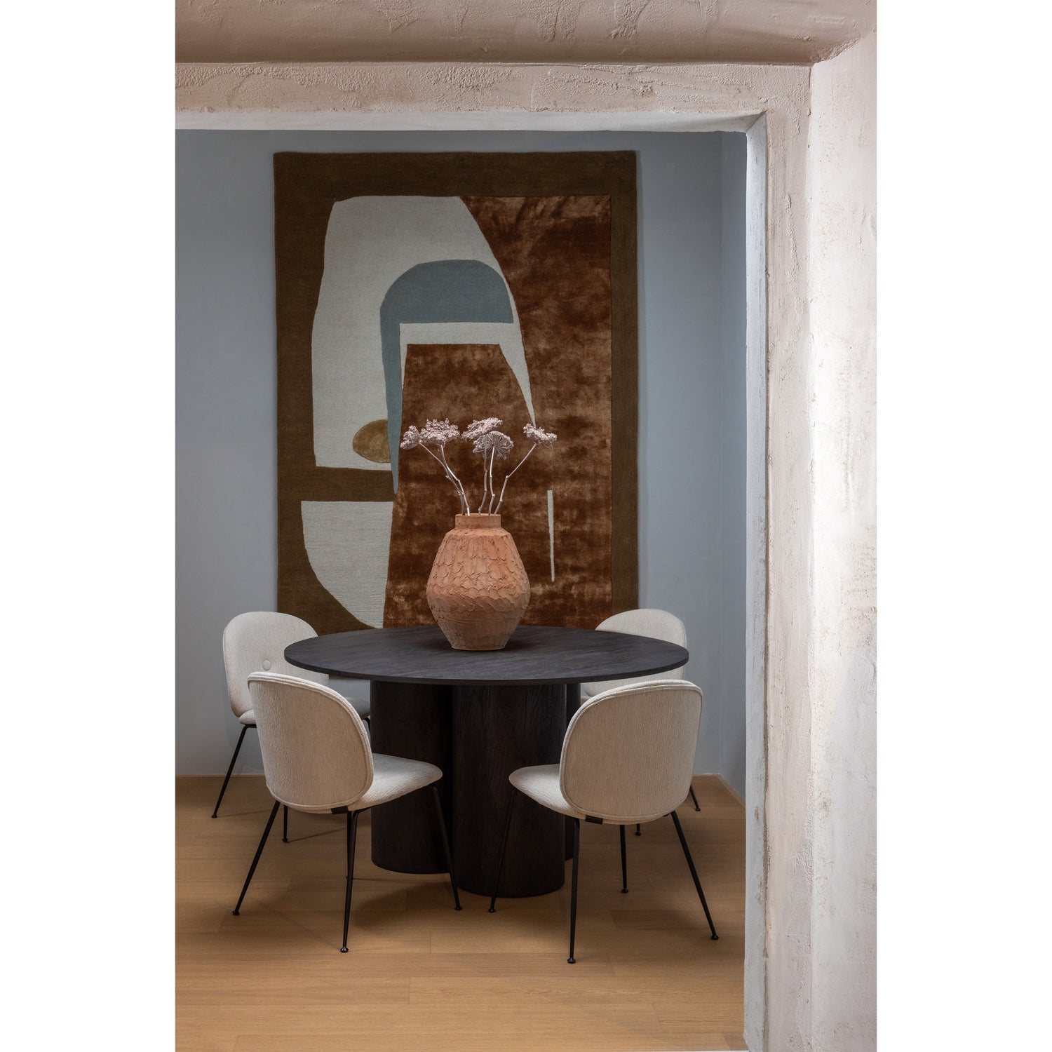 374071-D-377362-M-377435-Z-01_SF_WE_Oona_eettafel_rond_met_3-poot_O140cm_Yanda_vloerkleed_Manuel_zand.jpg?auto=webp&format=png&width=1500&height=1500