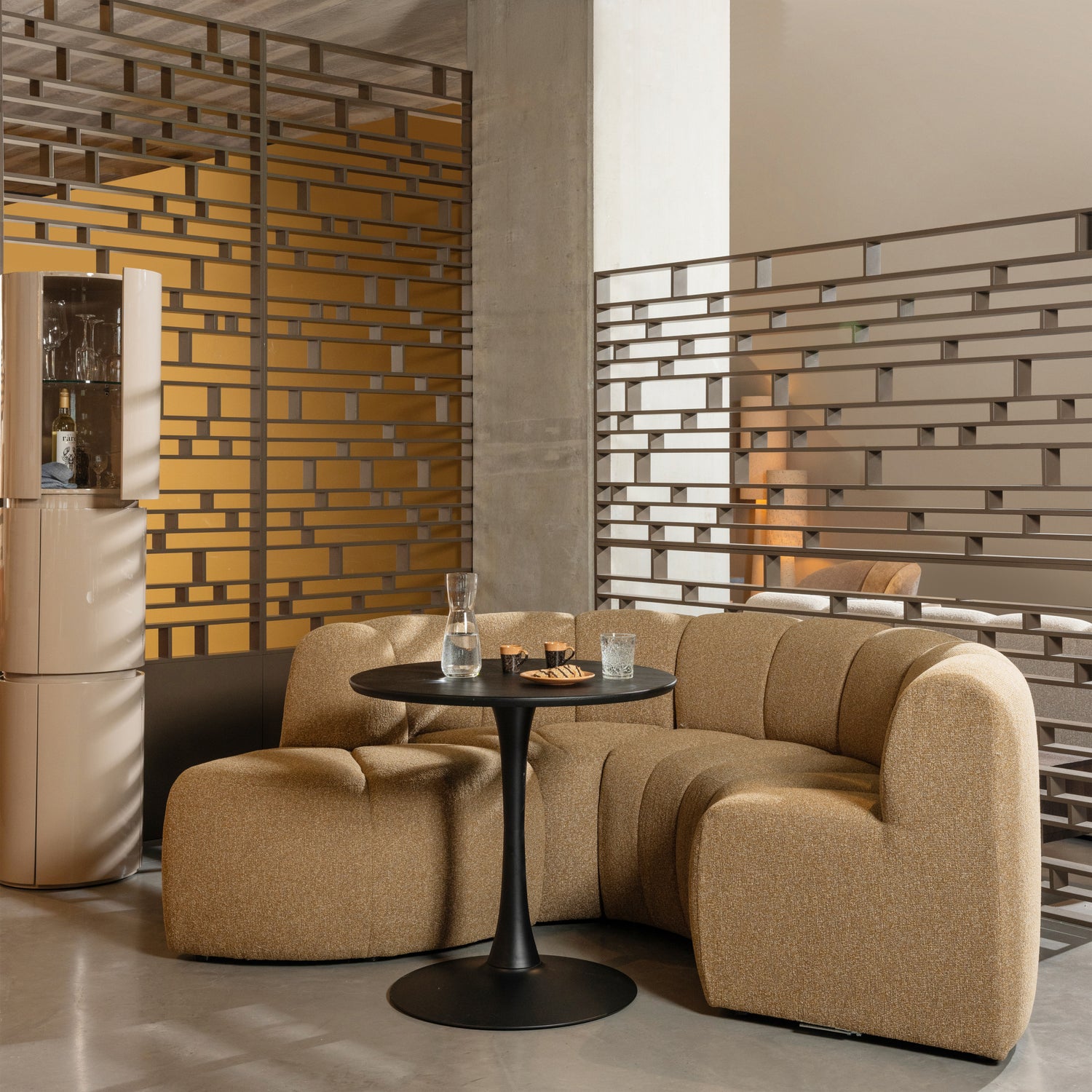 377533-GM__377902-GM__377901-WH_02_SF_WE_Mojo_eetbank_hoek_halfronde_hoek_rond_boucle_geel_bruin_vierkant.jpg?auto=webp&format=png&width=1500&height=1500