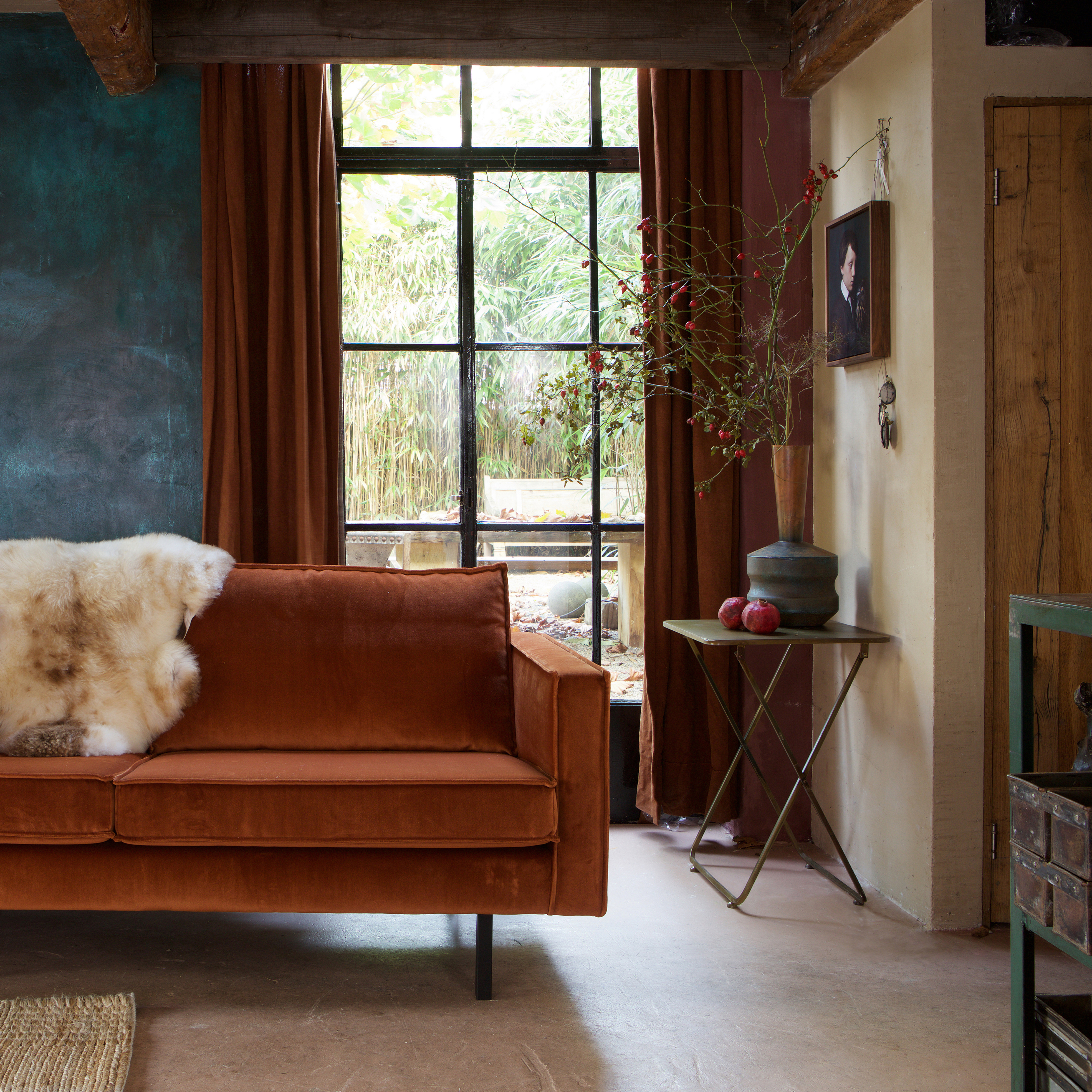 800543-126-800724376090800699-800613-01_SF_BP_Rodeo_3zits_velvet_roest_Scenes_vloerkleed_Foldaway_Chimney_vaas_VIERKANT.jpg?auto=webp&format=png&width=1500&height=1500