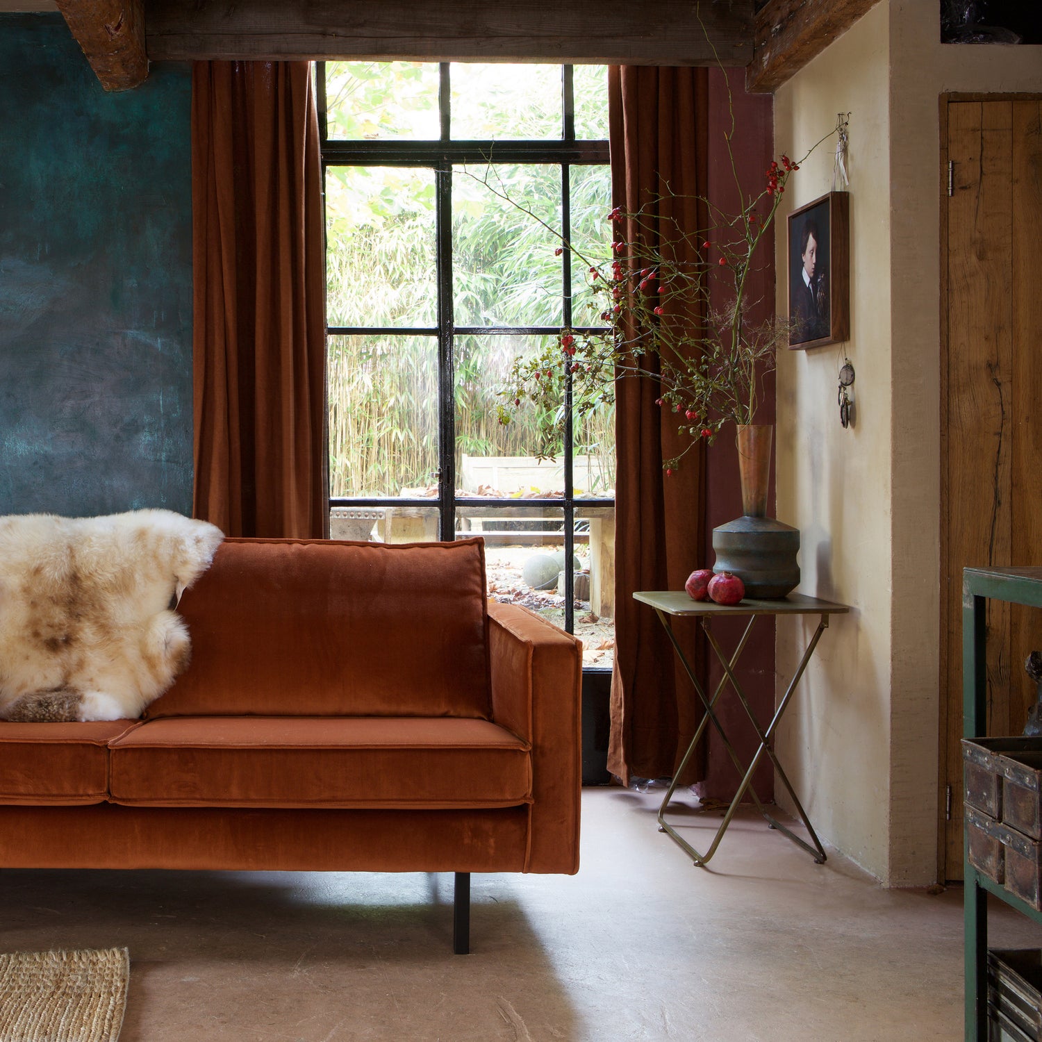 800543-126-800724376090800699-800613-01_SF_BP_Rodeo_3zits_velvet_roest_Scenes_vloerkleed_Foldaway_Chimney_vaas_VIERKANT.jpg?auto=webp&format=png&width=1500&height=1500