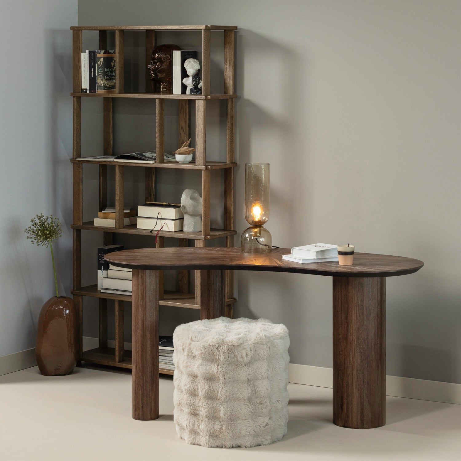 377499-N-377583-B-377650-N-375035-N-01_SF_WP_Riss_boekenkast_Sun_organic_sidetable_Olven_poef_Gigi_tafellamp_vierkant.png?auto=webp&format=png&width=1500&height=1500