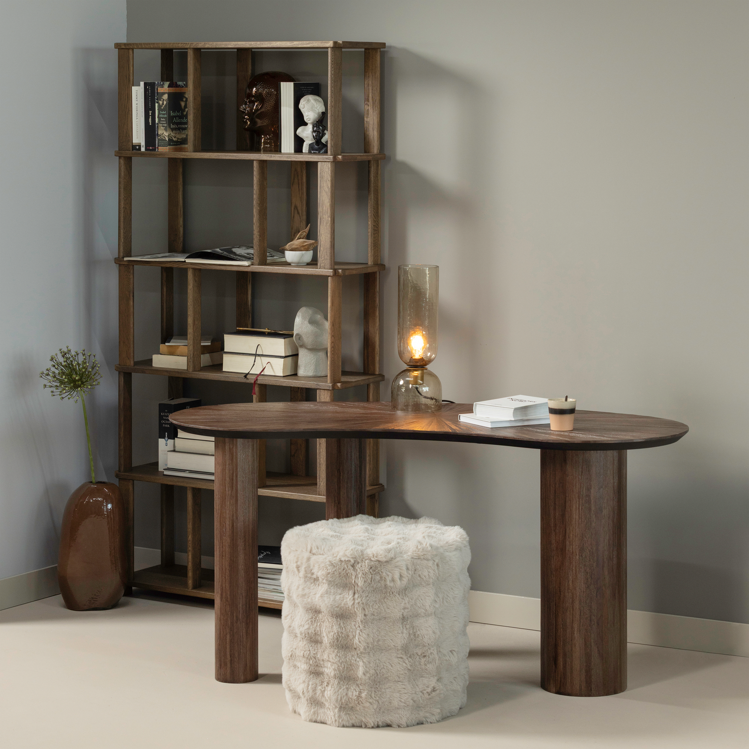 377499-N-377583-B-377650-N-375035-N-01_SF_WP_Riss_boekenkast_Sun_organic_sidetable_Olven_poef_Gigi_tafellamp_vierkant.png?auto=webp&format=png&width=1500&height=1500