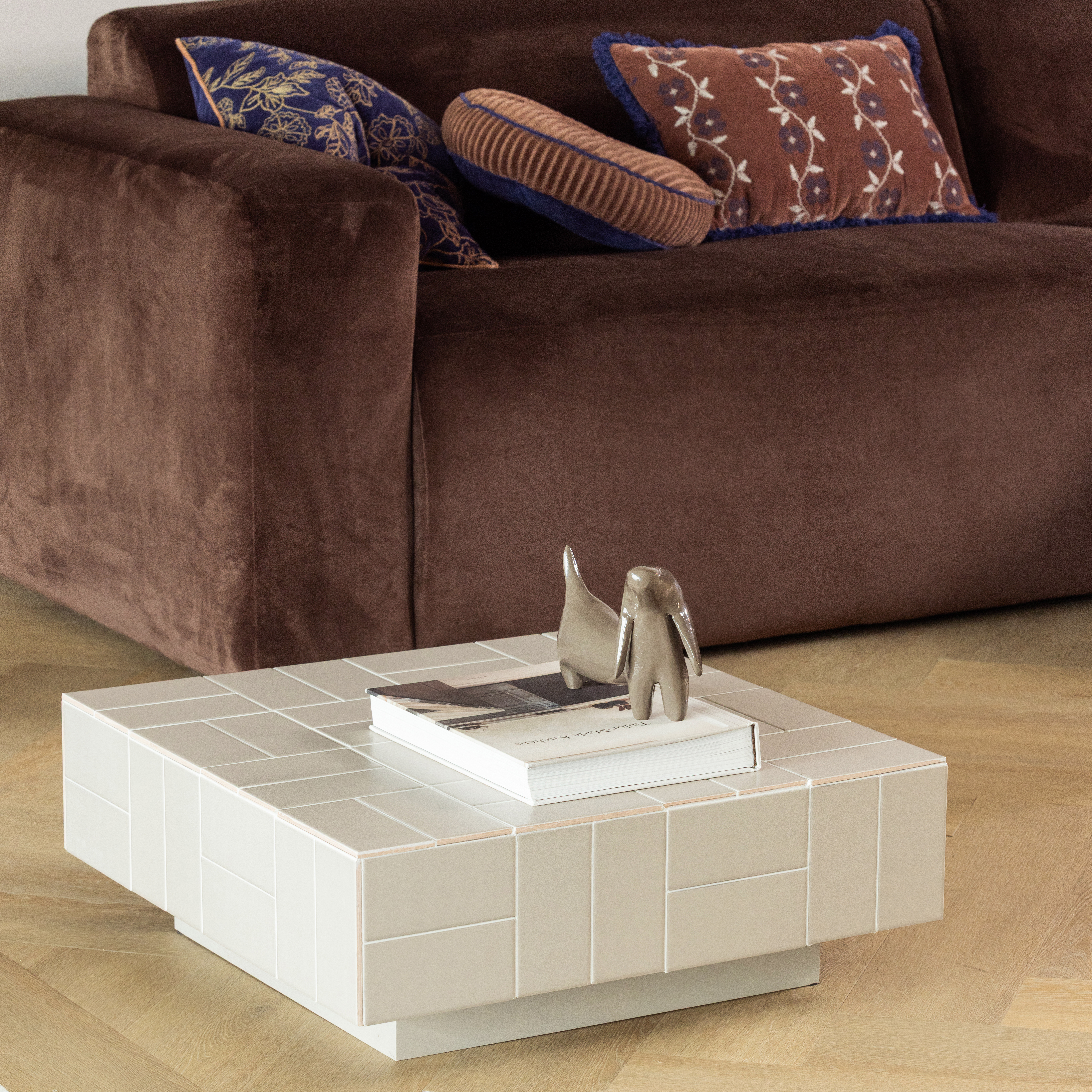 378015-G__377978-M_01_SF_Odina_salontafel_vierkant_tegels_grijs_Reni_hond_vierkant.jpg?auto=webp&format=png&width=1500&height=1500