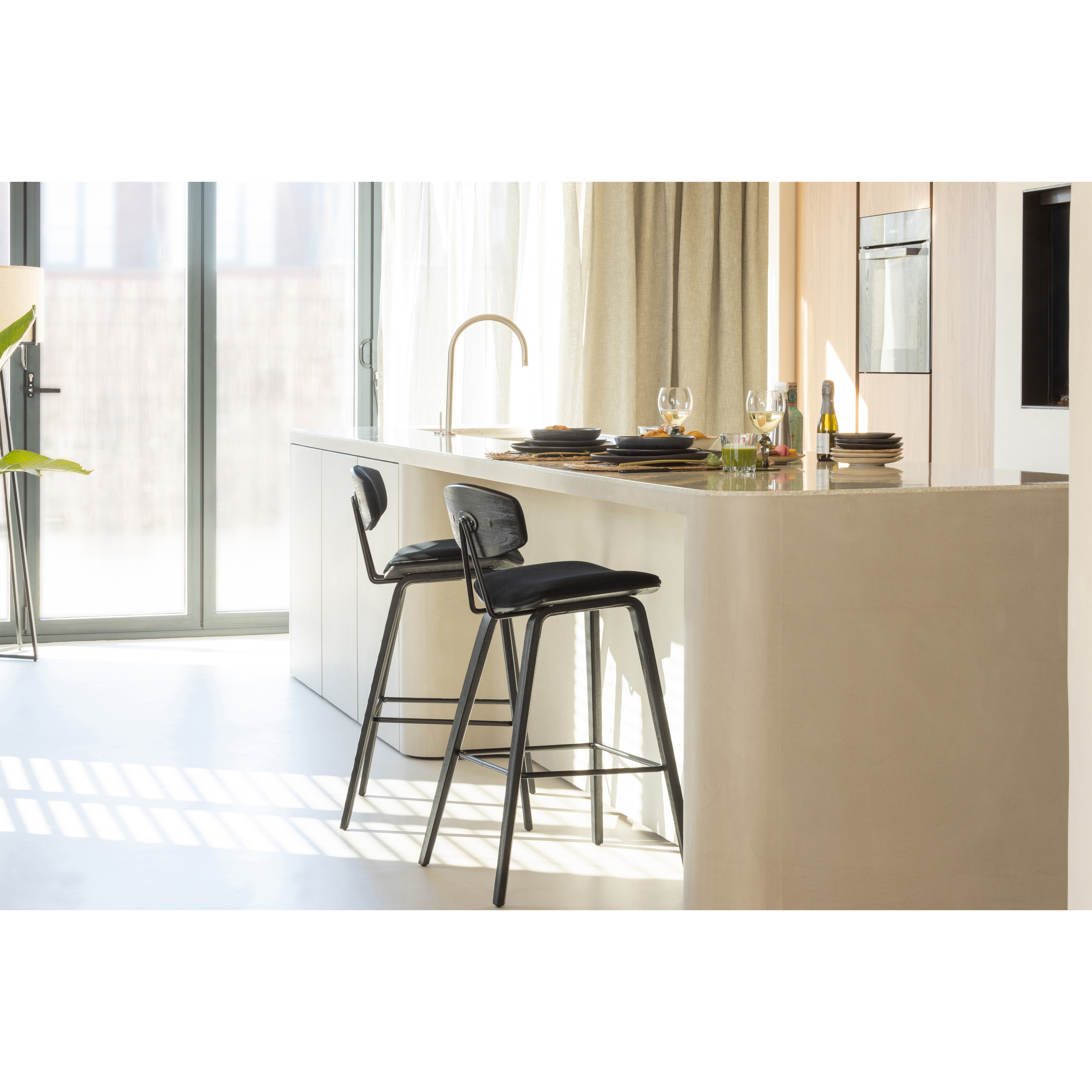 373310-Z_90403402-02_SF_BL_Senn_barstoel_zwart_Elba_inbetween_grey.jpg?auto=webp&format=png&width=1500&height=1500