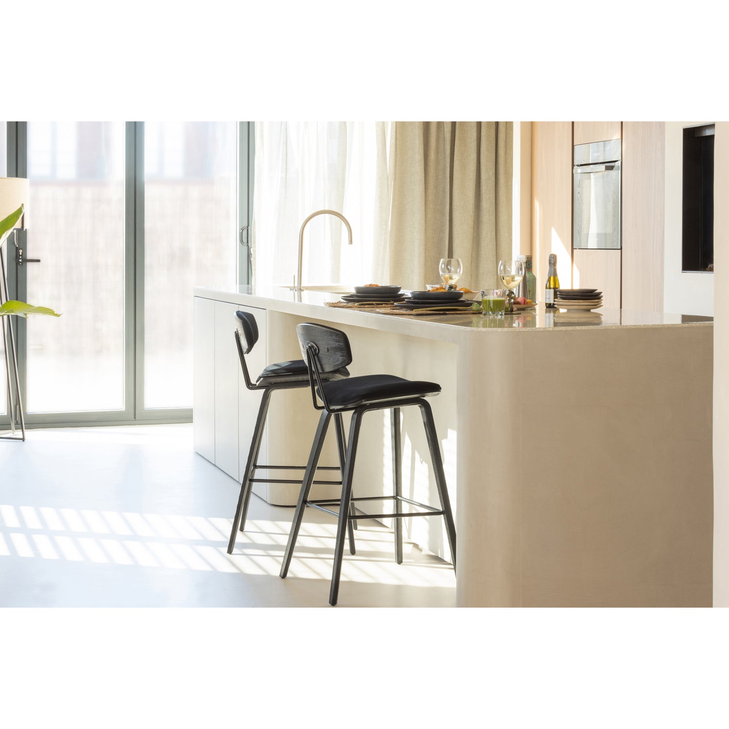 373310-Z_90403402-02_SF_BL_Senn_barstoel_zwart_Elba_inbetween_grey.jpg?auto=webp&format=png&width=1500&height=1500