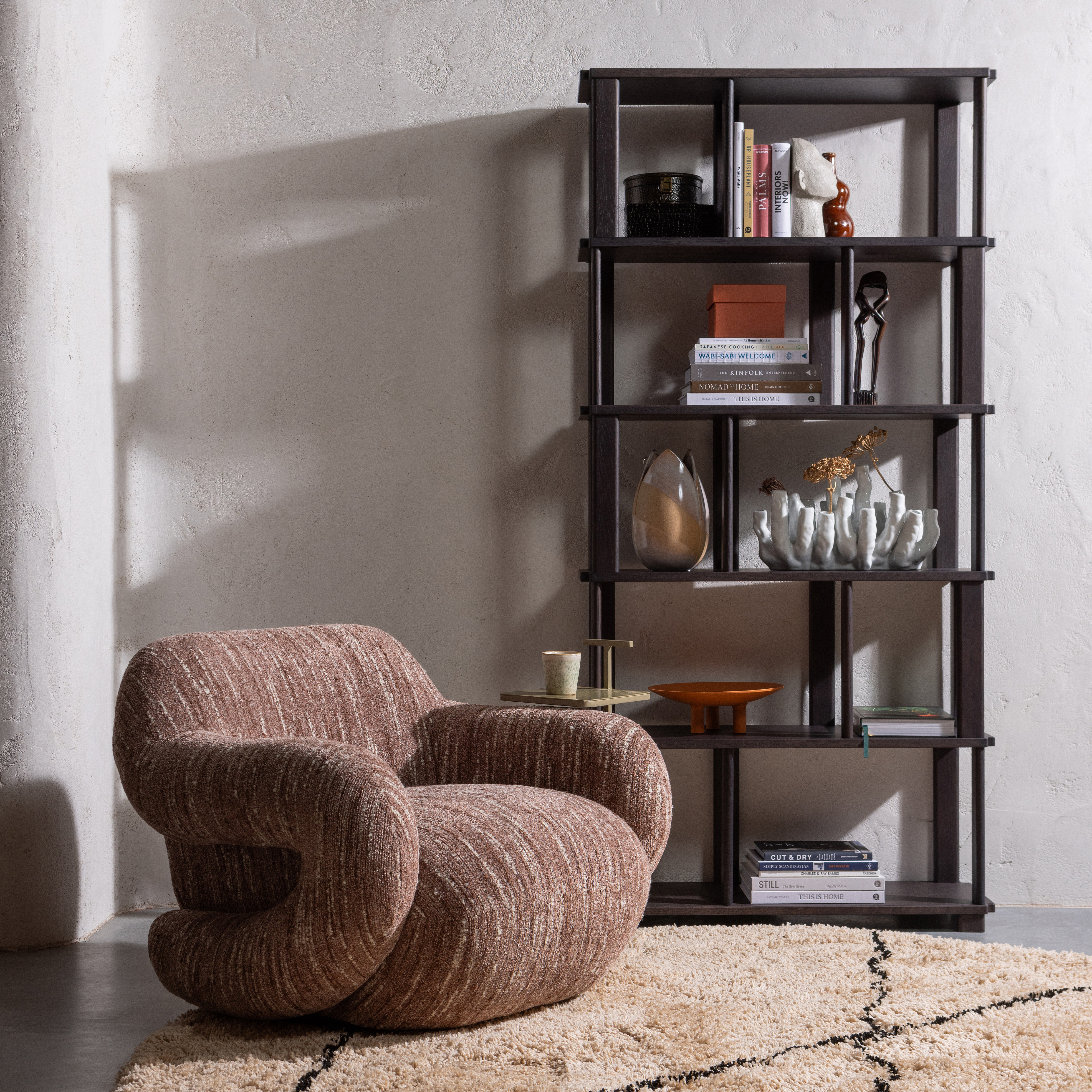 377499-M-377484-R-373527-W-375047-Z-02_SF_WE_Riss_boekenkast_Folke_fauteuil_naturel_Cleo_vloerkleed_Toste_vierkant.jpg?auto=webp&format=png&width=1500&height=1500